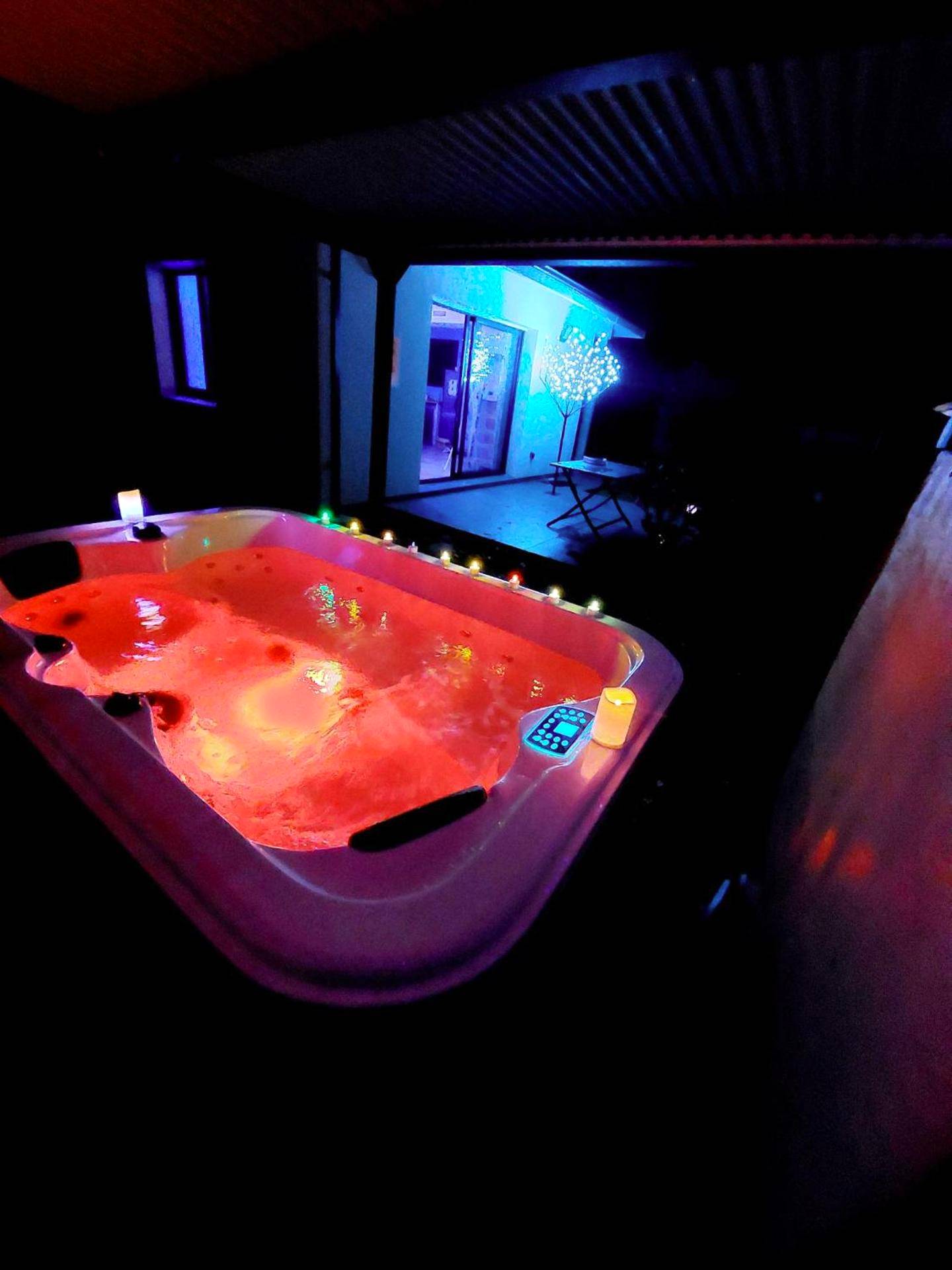 Photo du logement - Un Séjour Romantique en couple avec Jacuzzi privé Chromothérapie Jardin Maison privée