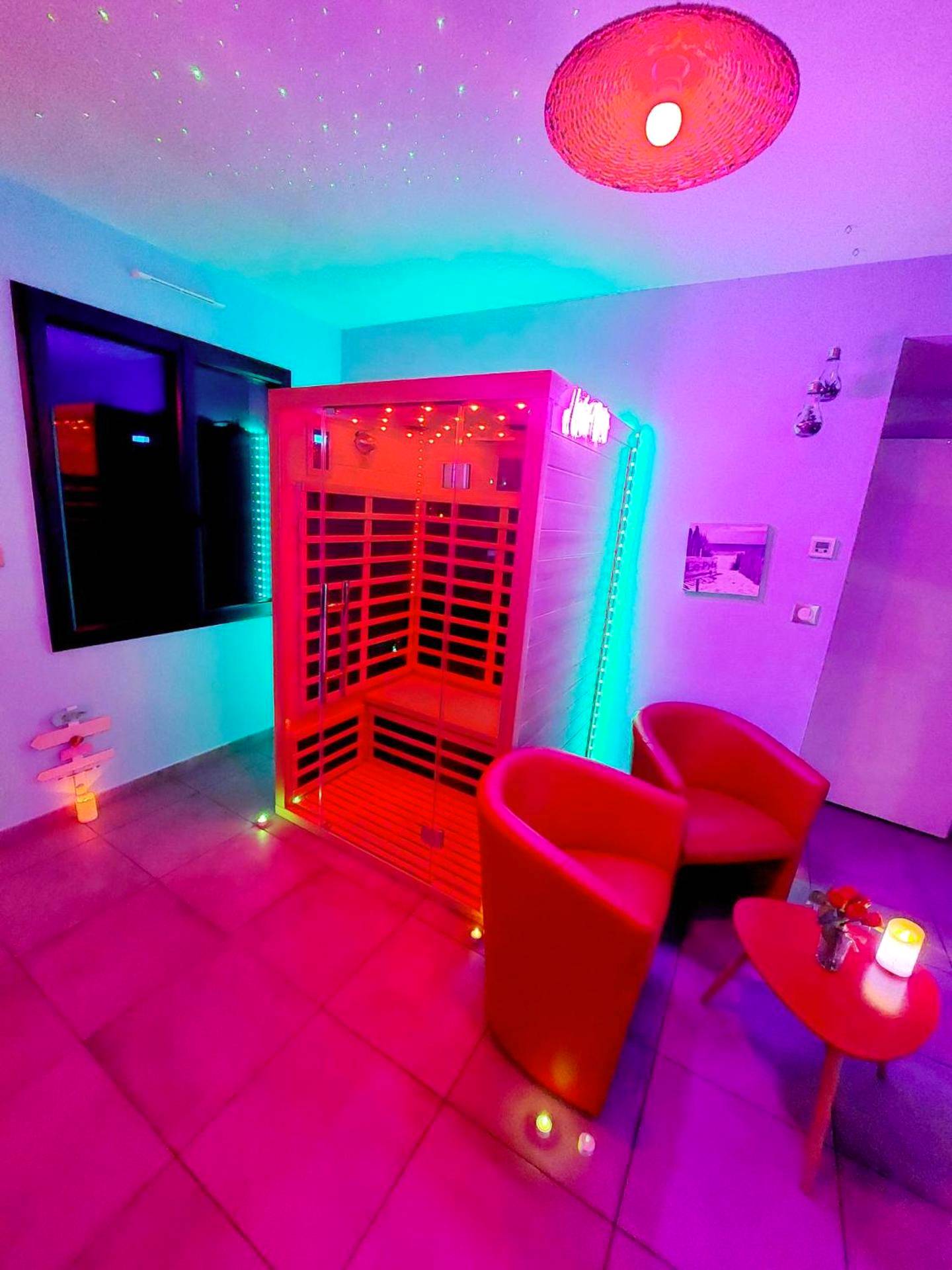 Photo du logement - Un Séjour Romantique en couple avec Jacuzzi privé Chromothérapie Jardin Maison privée