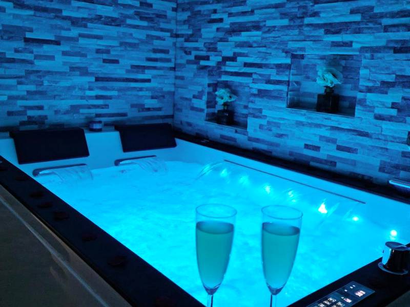 Photo du logement - Superbe appartement privé avec jacuzzi - Saint - Étienne