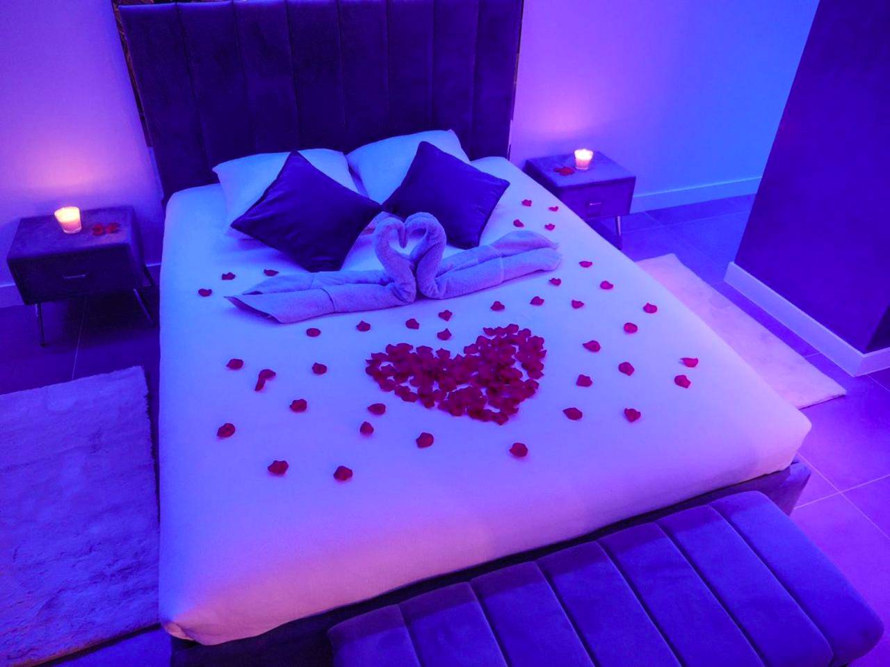 Lit avec pétales de rose et cygnes en serviette - Love Room Besançon - Appartement - Jacuzzi - Pour deux
