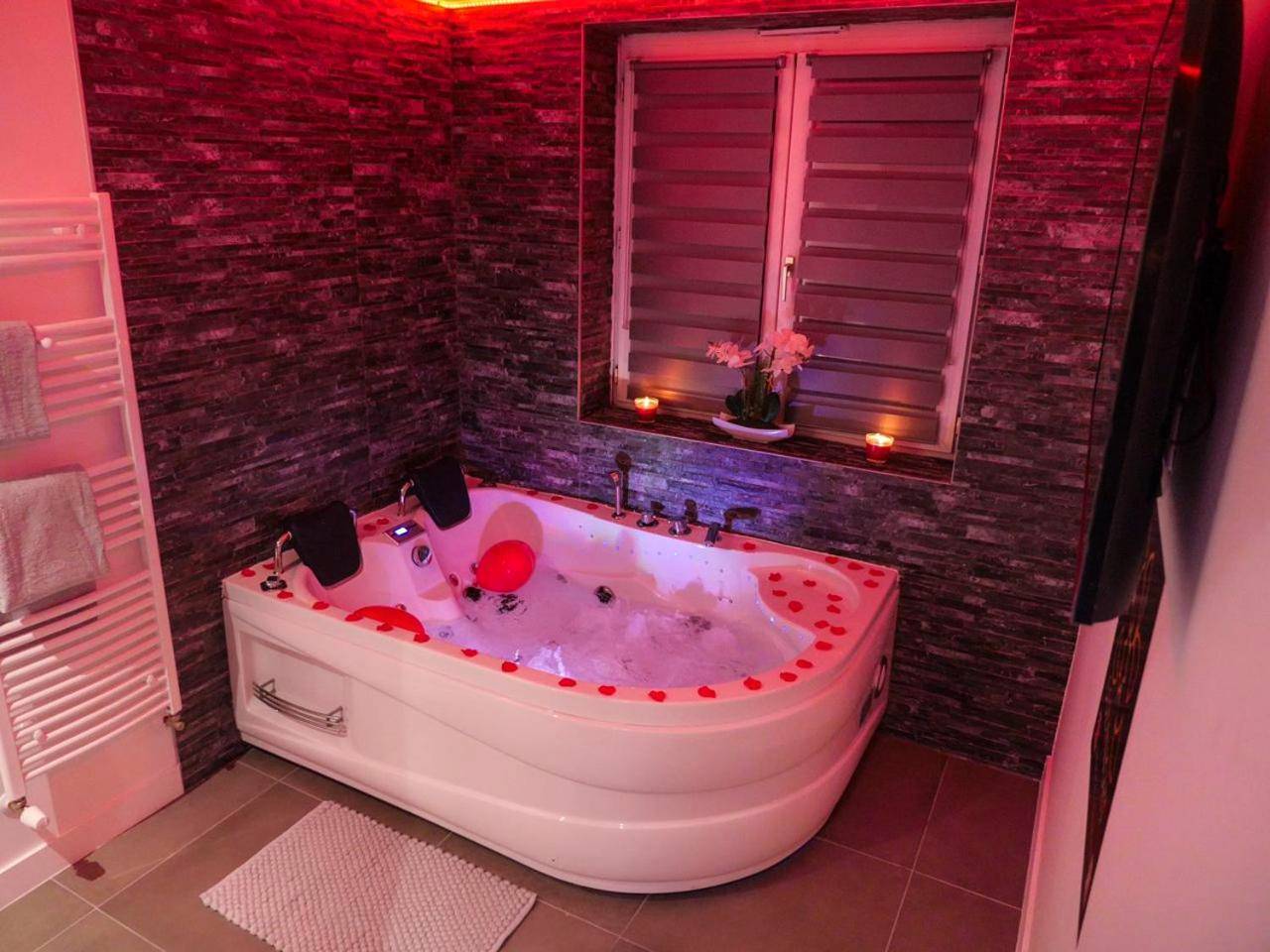 Baignoire balnéo avec pétales et bougies - Appartement - Jacuzzi - Pour deux