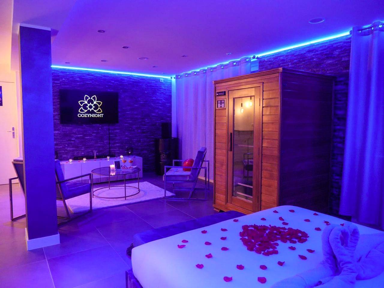 Espace détente avec sauna en bois et néons bleus - Appartement - Jacuzzi - Pour deux