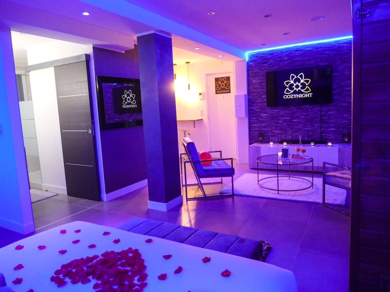 Salon moderne avec fauteuils et éclairage tamisé - Appartement - Jacuzzi - Pour deux