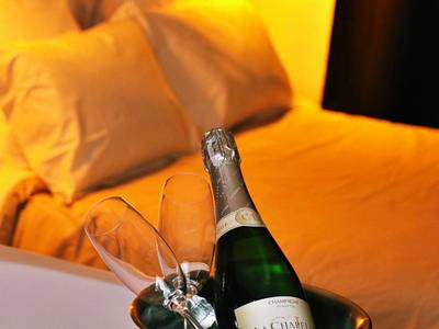 Bouteille de champagne et flûtes dans un seau - Love Room Roanne - Appartement luxueux avec Jacuzzi privatif