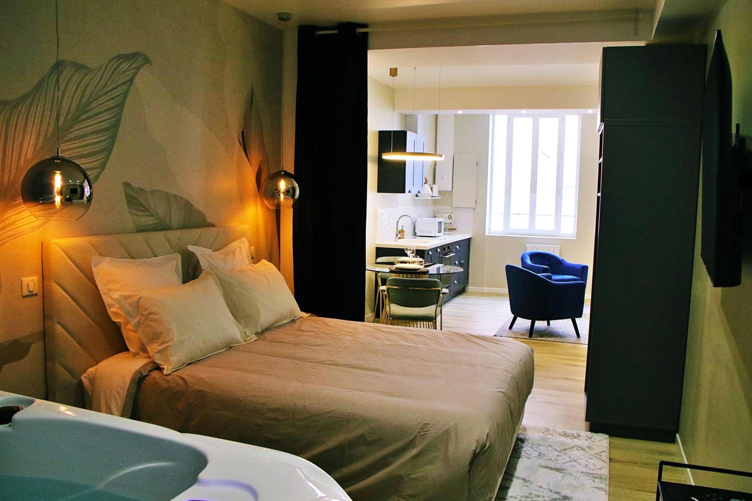 Chambre avec lit double et coin cuisine - Appartement luxueux avec Jacuzzi privatif