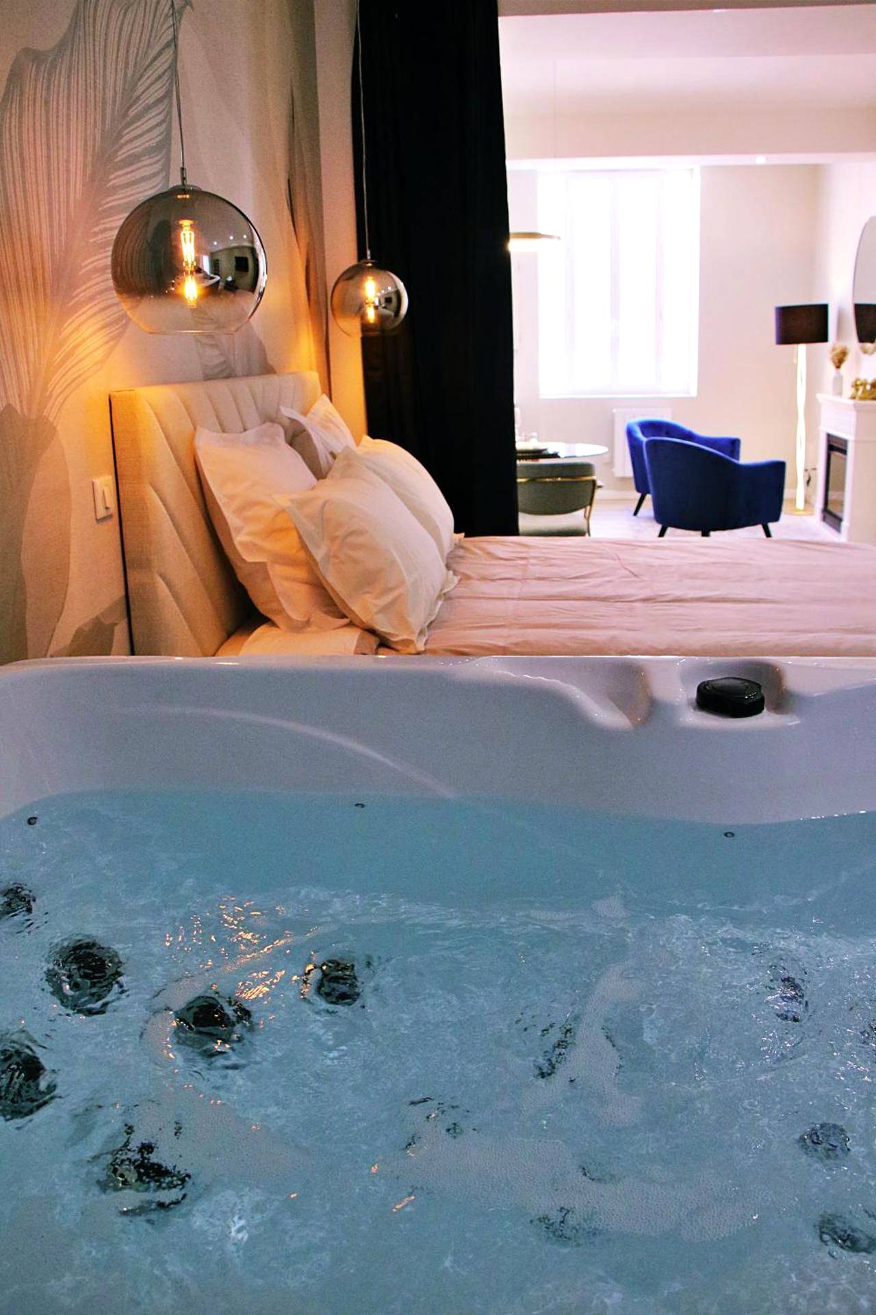 Jacuzzi privatif avec vue sur le lit - Appartement luxueux avec Jacuzzi privatif