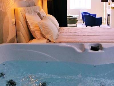Jacuzzi privatif avec vue sur le lit - Appartement luxueux avec Jacuzzi privatif