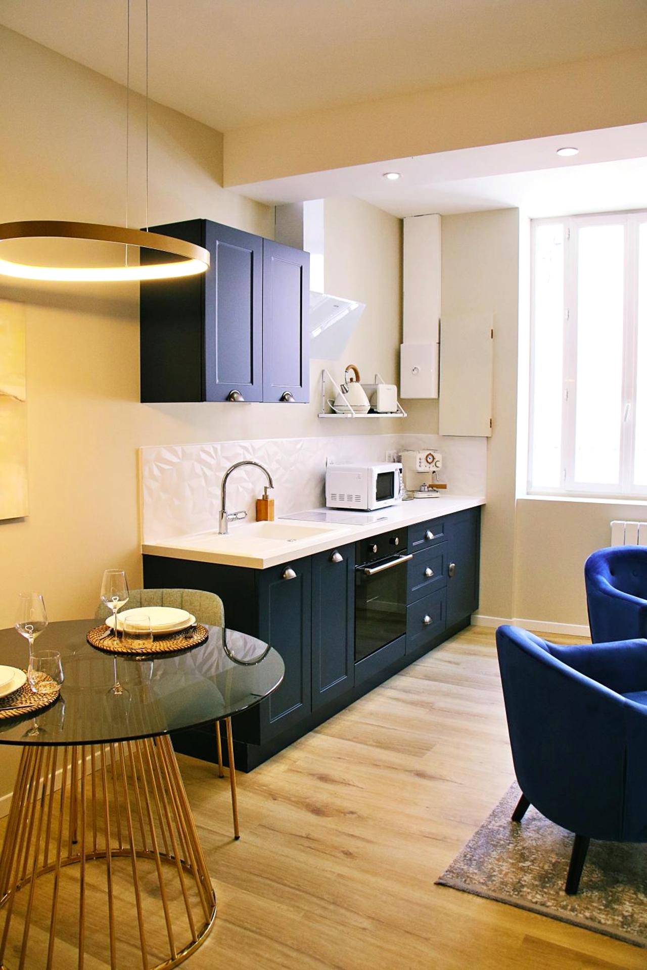 Cuisine équipée et table à manger design - Appartement luxueux avec Jacuzzi privatif