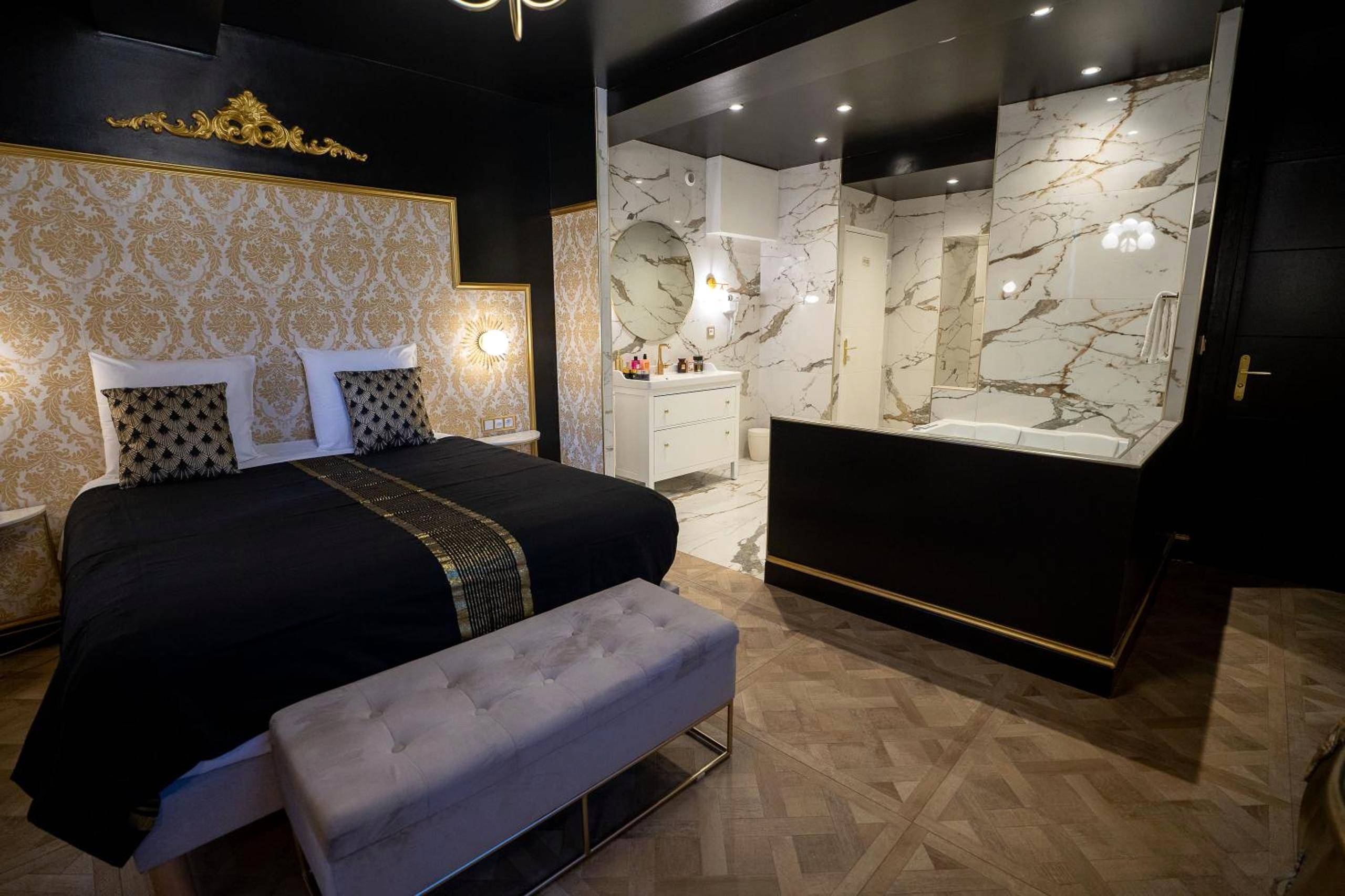 Chambre avec lit king size et baignoire balnéo - Appartement d'exception avec Jacuzzi