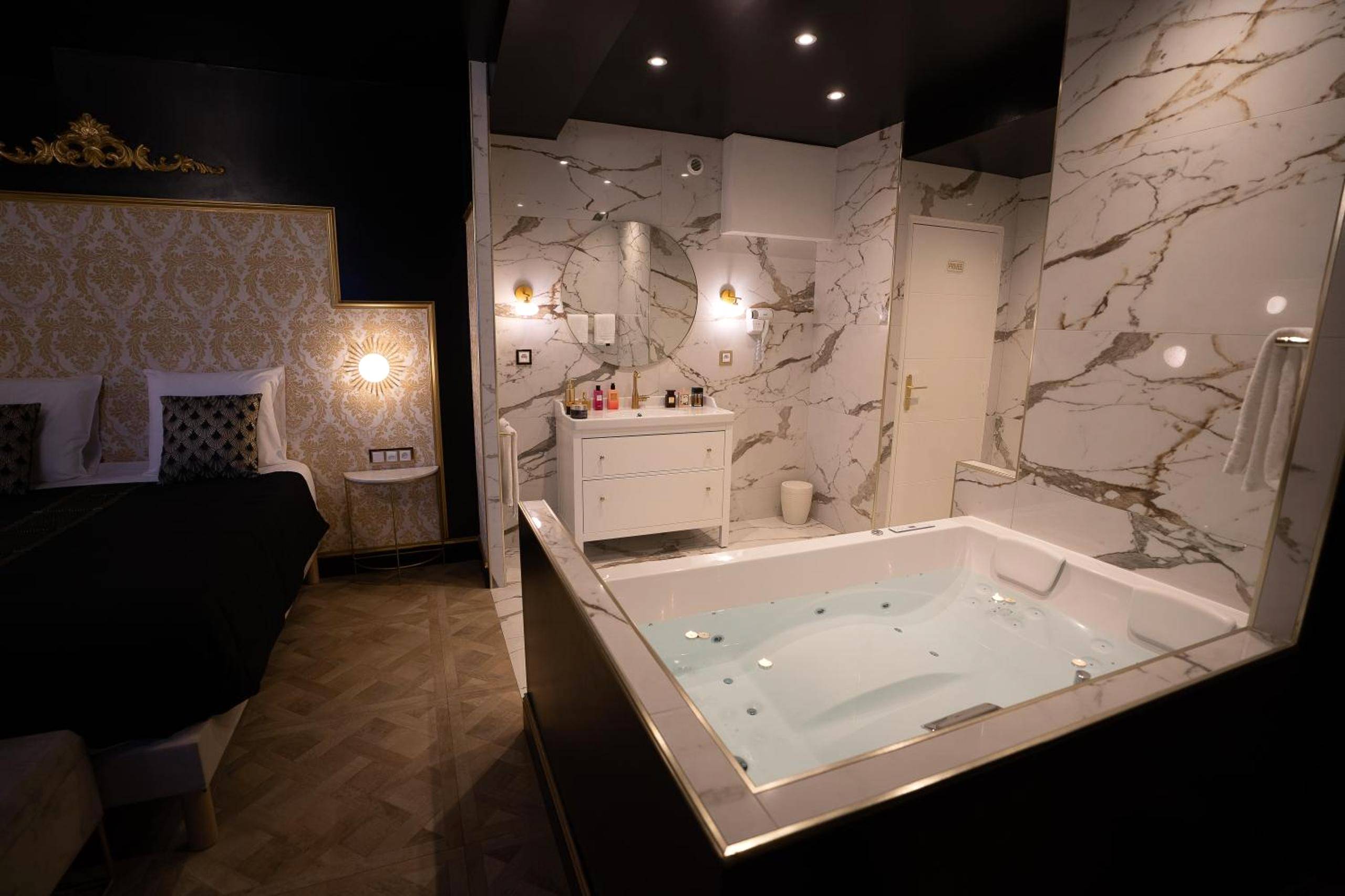 Baignoire balnéo et meuble vasque en marbre - Appartement d'exception avec Jacuzzi