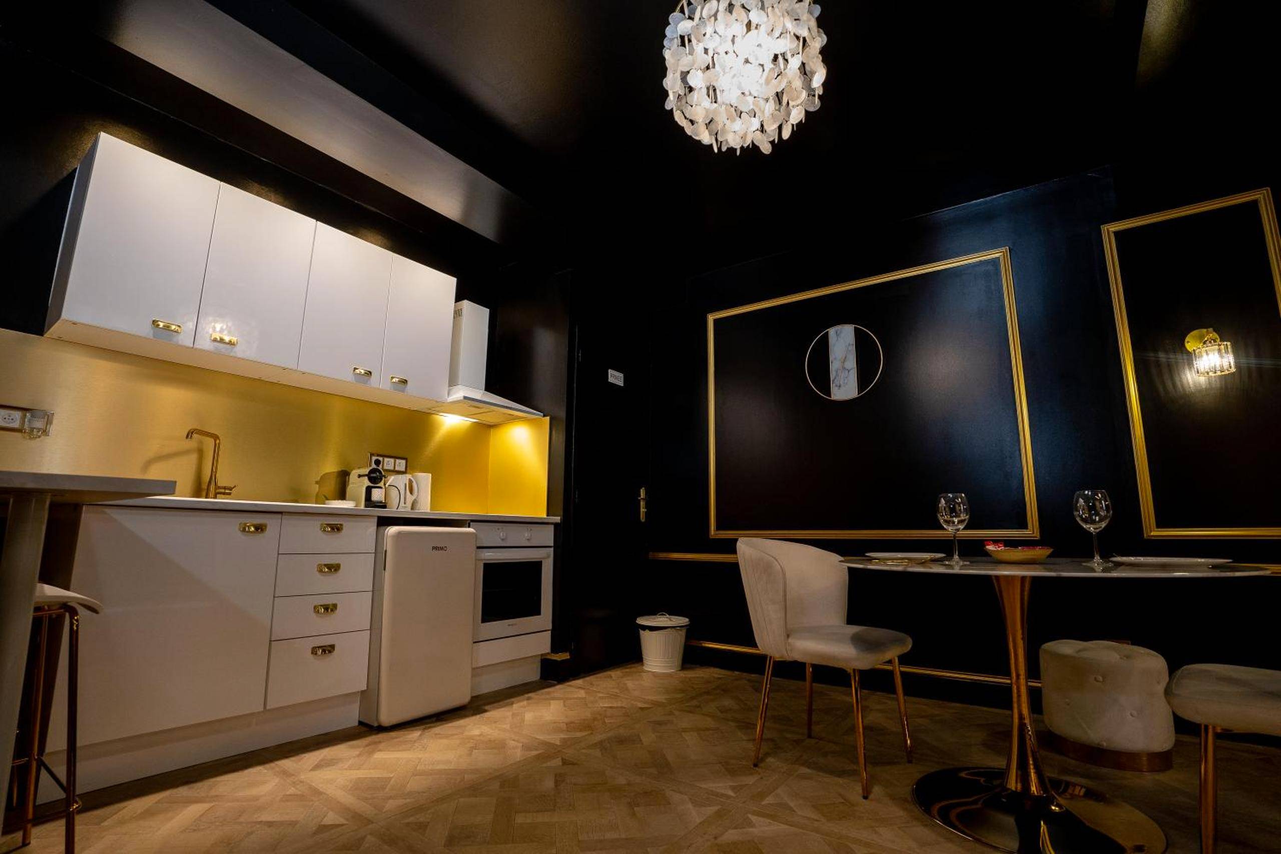 Espace cuisine et coin repas élégant - Appartement d'exception avec Jacuzzi