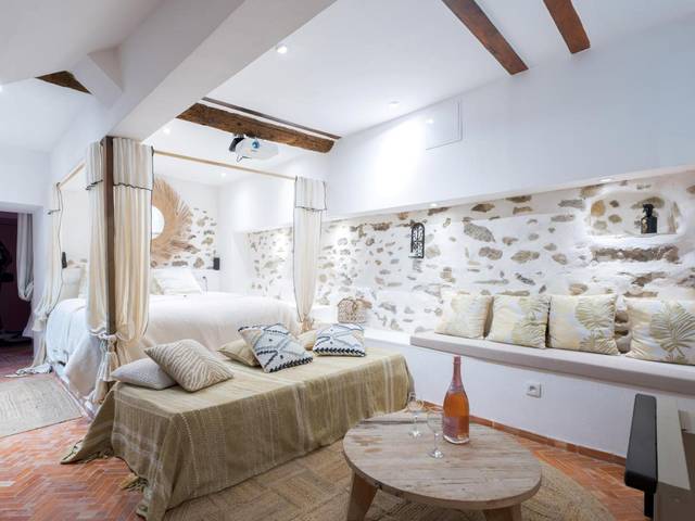 Salon avec banquette et murs en pierres - Love Room Le Beausset - incroyable love room jacuzzi ,Hammam,cinema