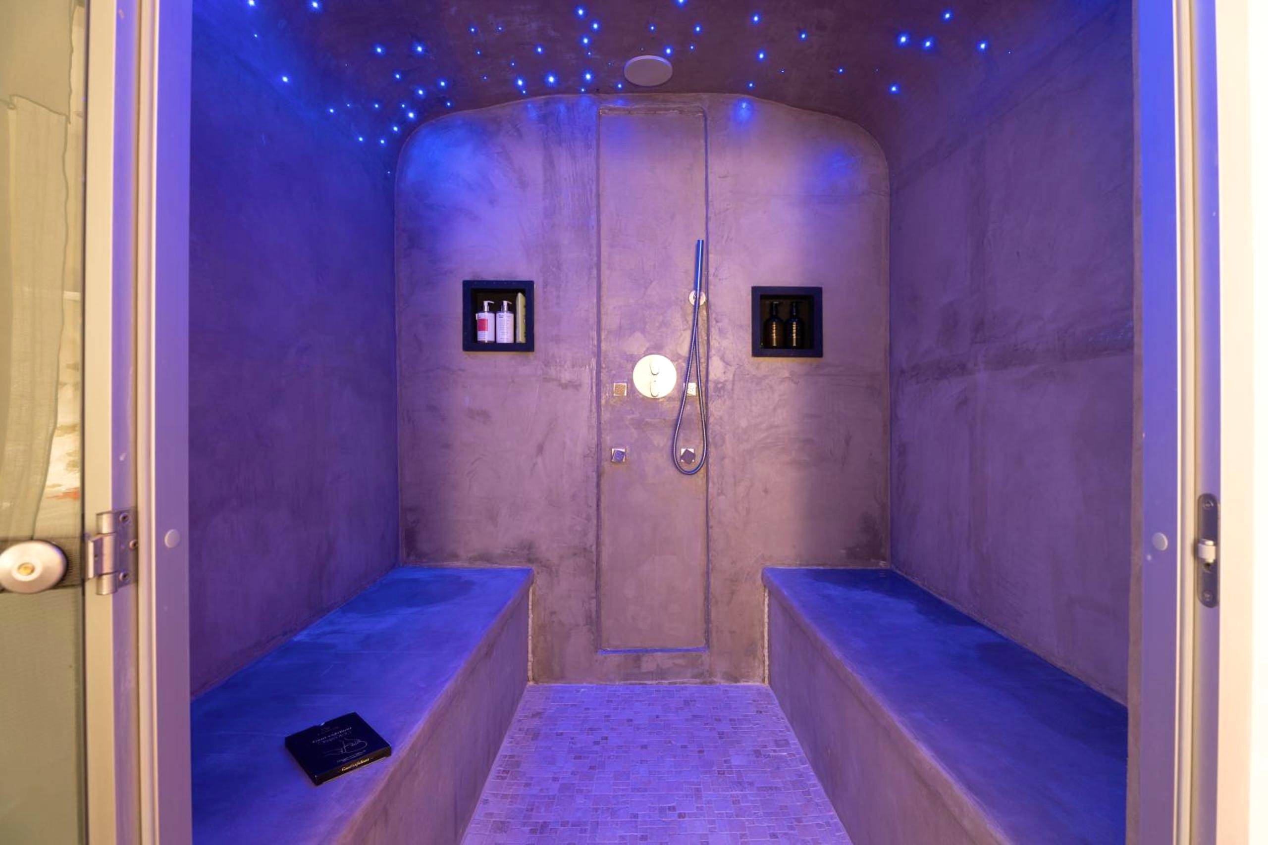 Hammam privatif avec ciel étoilé bleu - incroyable love room jacuzzi ,Hammam,cinema