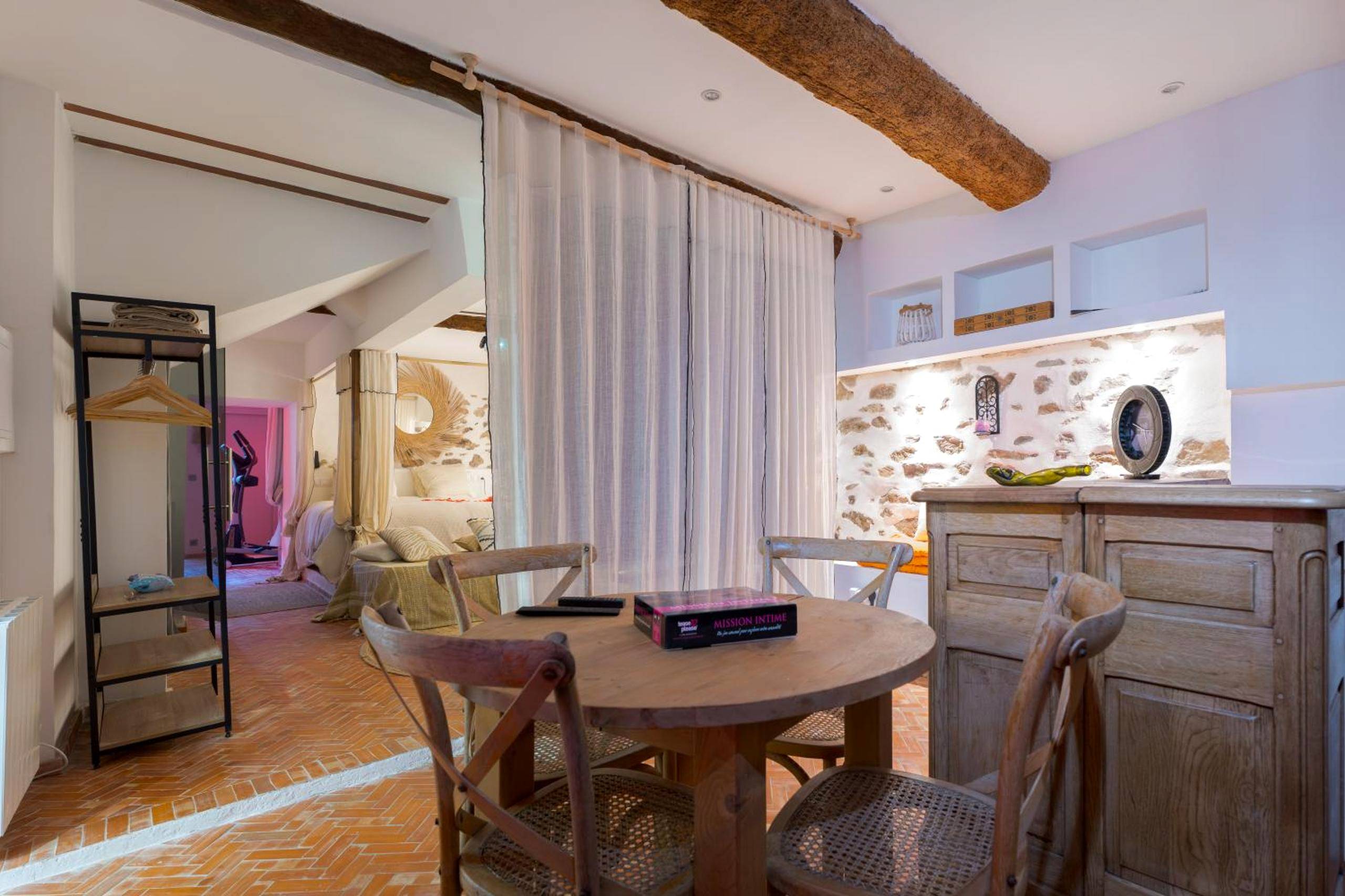 Espace repas avec table ronde en bois - incroyable love room jacuzzi ,Hammam,cinema