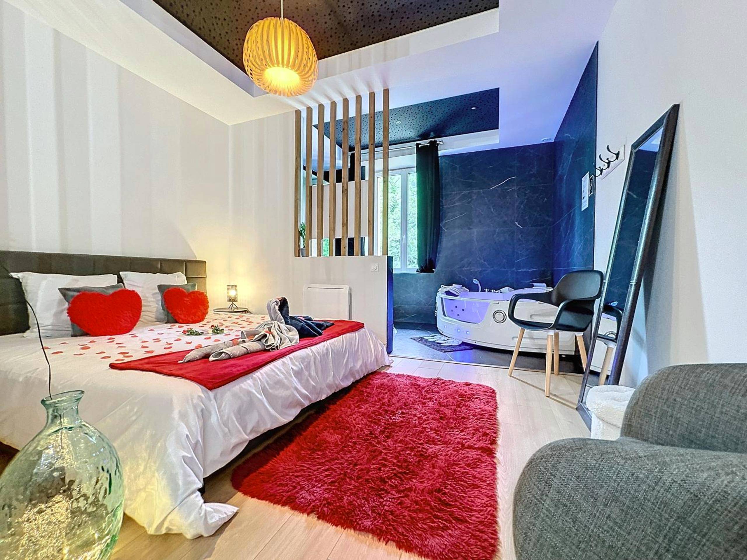 Chambre avec lit king size et jacuzzi - Love Room Saint - Étienne - Love Room avec jacuzzi & lit King Size