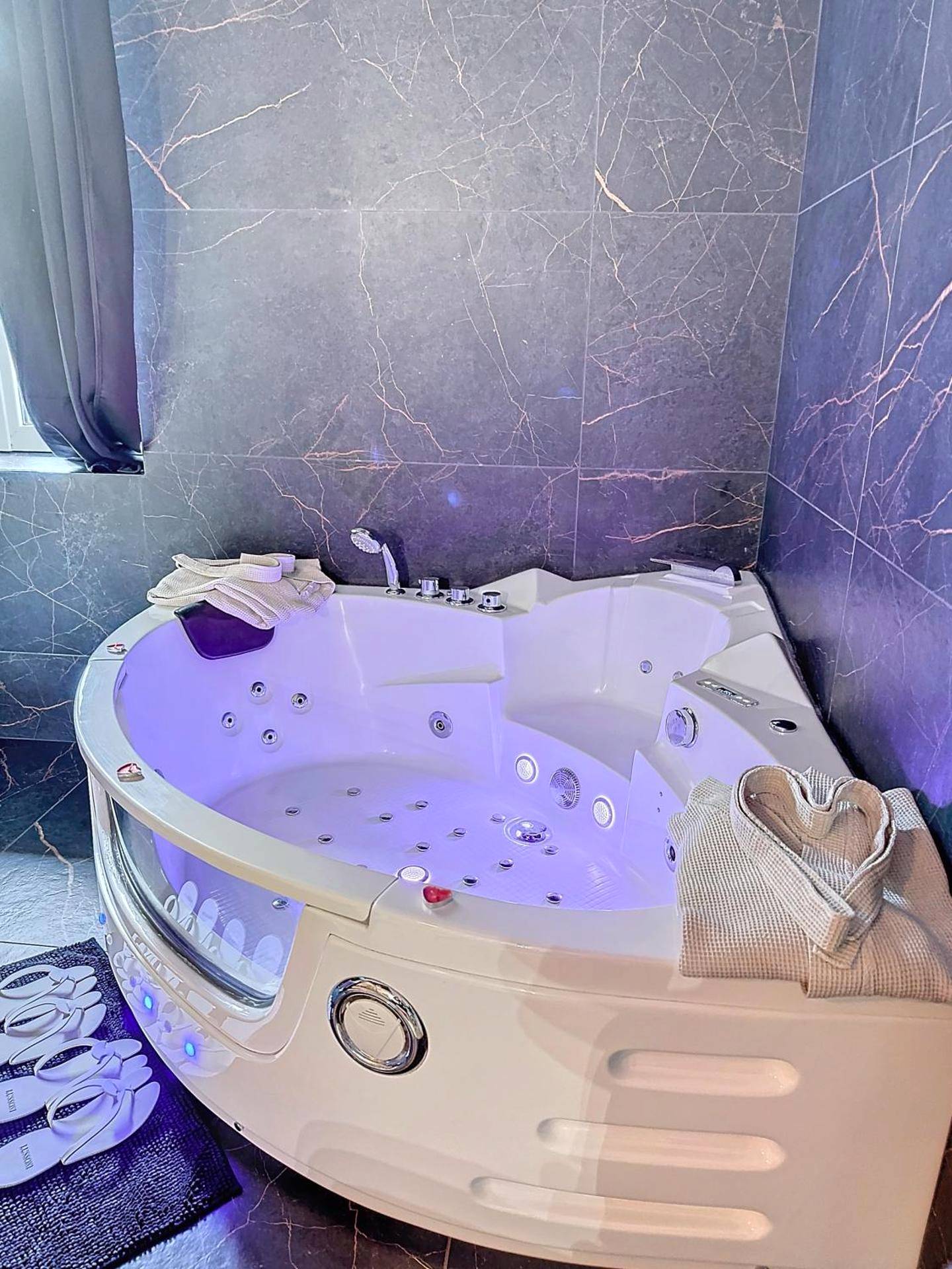 Jacuzzi d'angle avec éclairage LED violet - Love Room avec jacuzzi & lit King Size