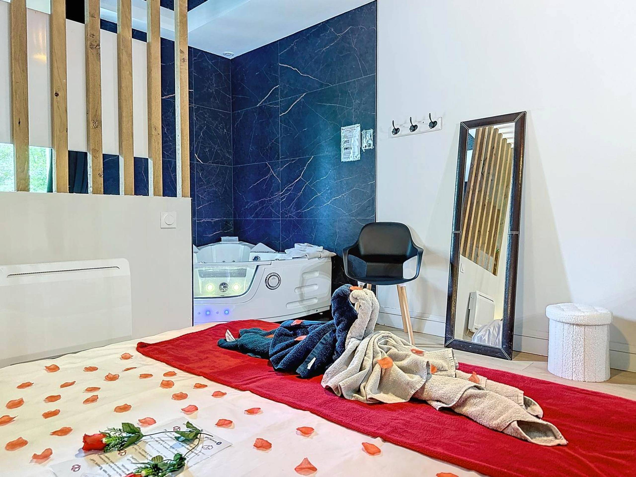 Vue sur lit décoré et espace balnéo - Love Room avec jacuzzi & lit King Size