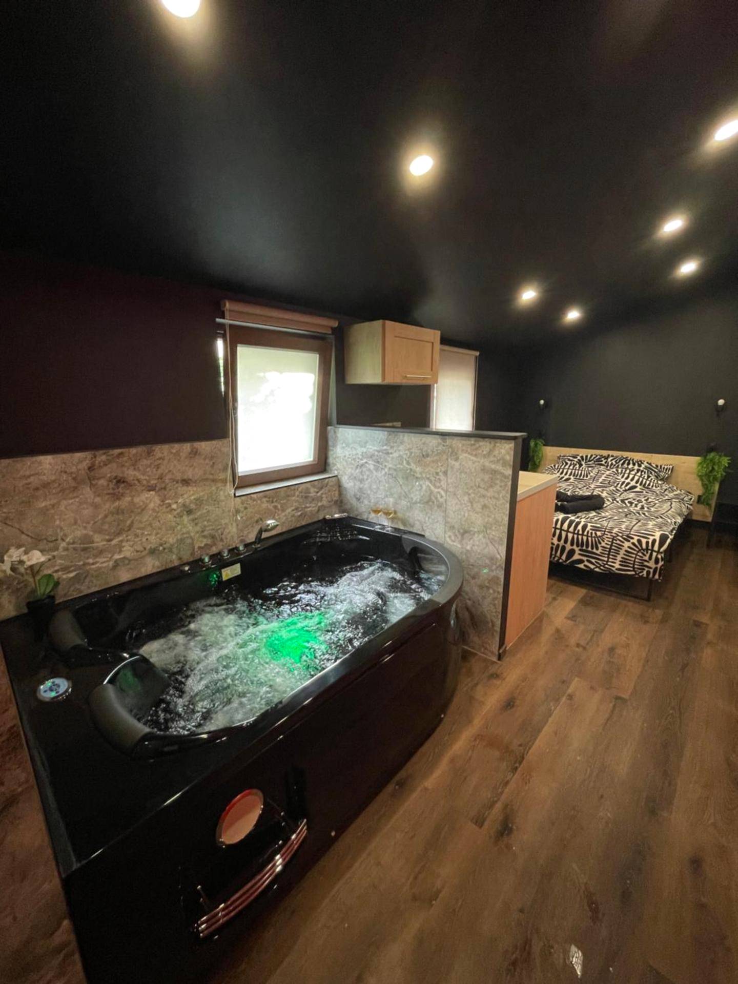 Vue principale - Love Room Mulhouse - Jacuzzi Love Room