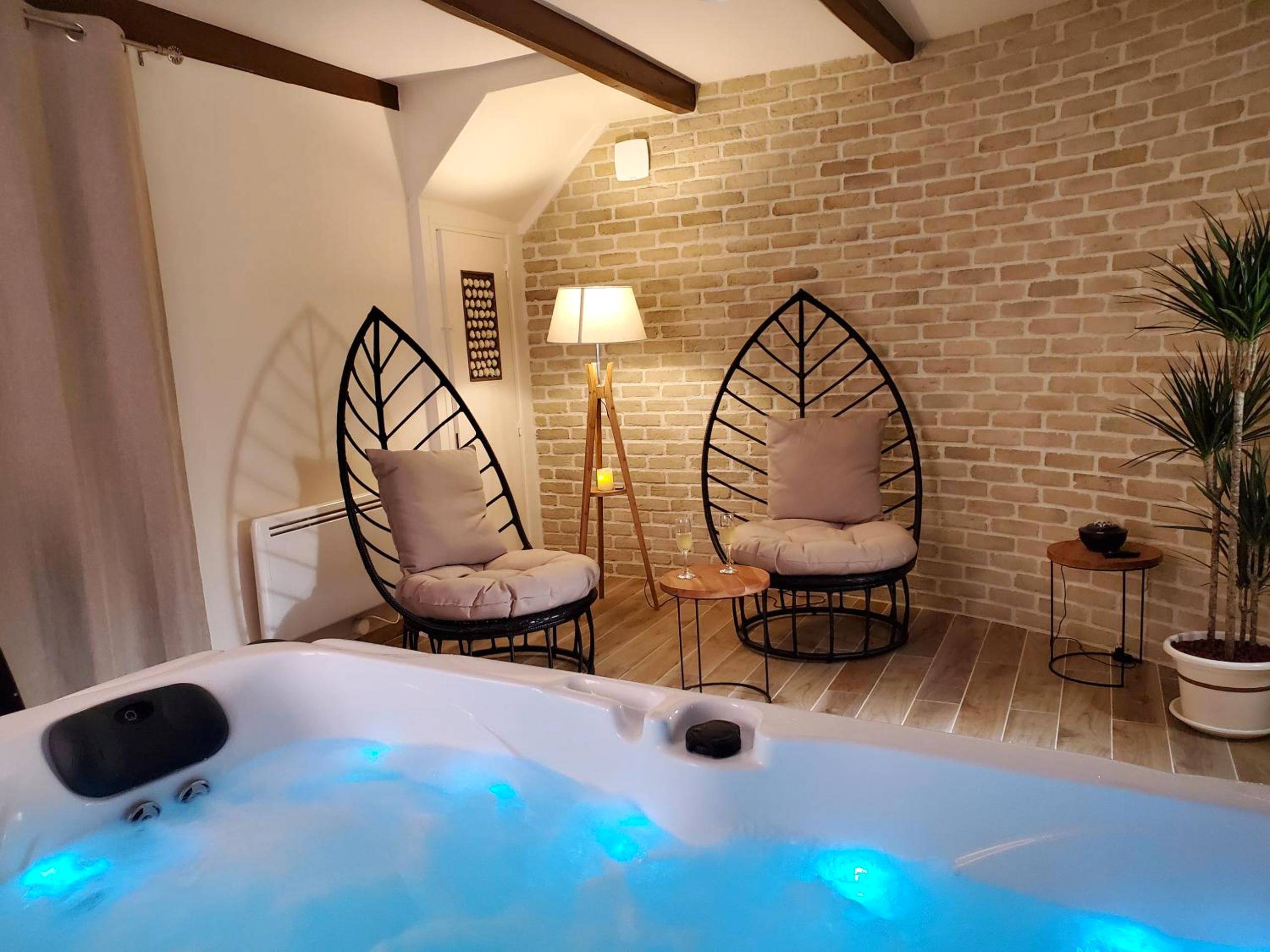 Jacuzzi avec luminothérapie et fauteuils design - Love Room Flaviac - Jacuzzi privatif dans maison de village au calme