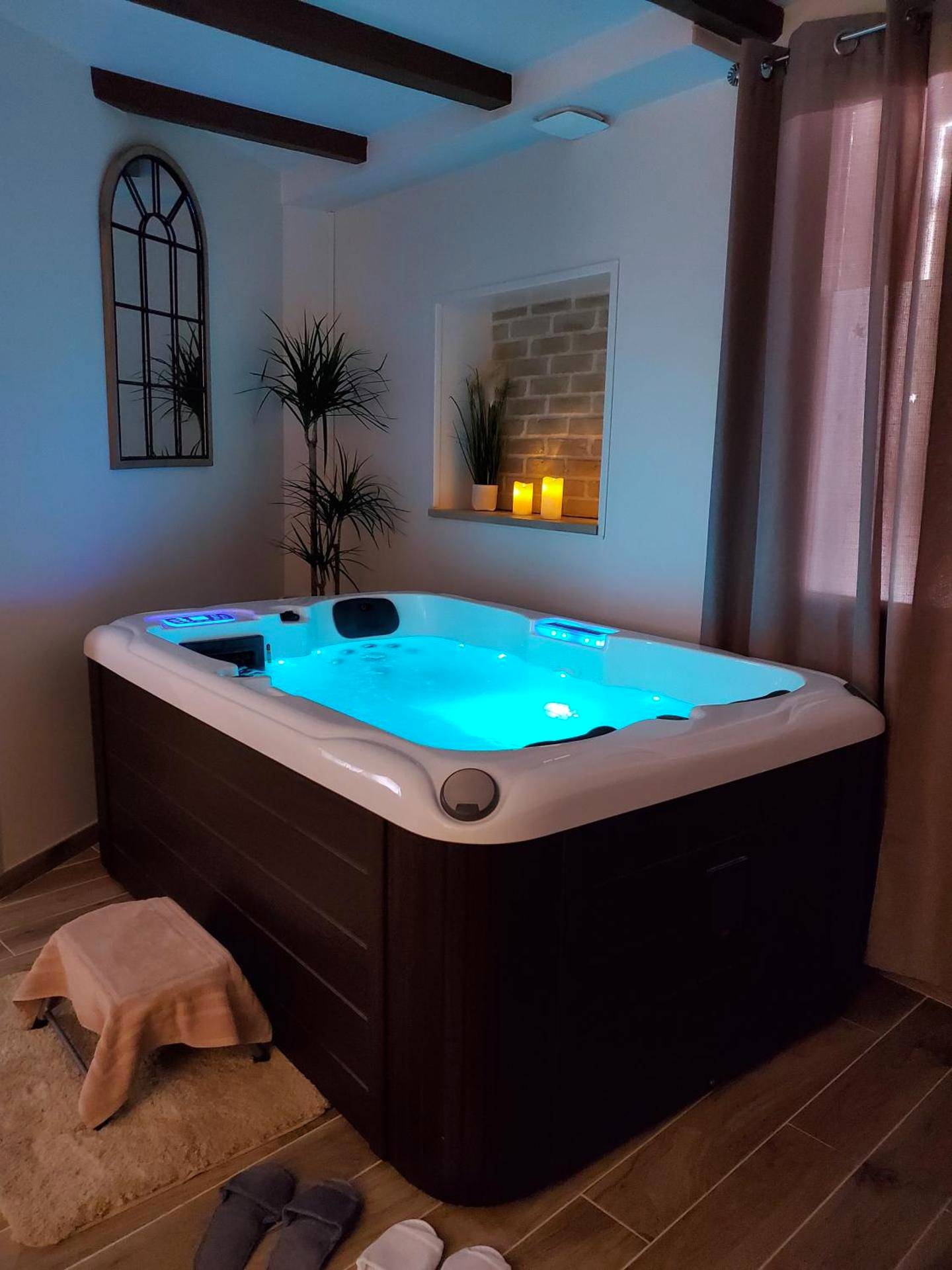 Jacuzzi privatif éclairé en bleu - Jacuzzi privatif dans maison de village au calme