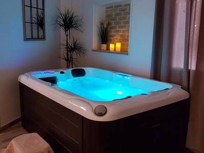 Jacuzzi privatif éclairé en bleu - Jacuzzi privatif dans maison de village au calme