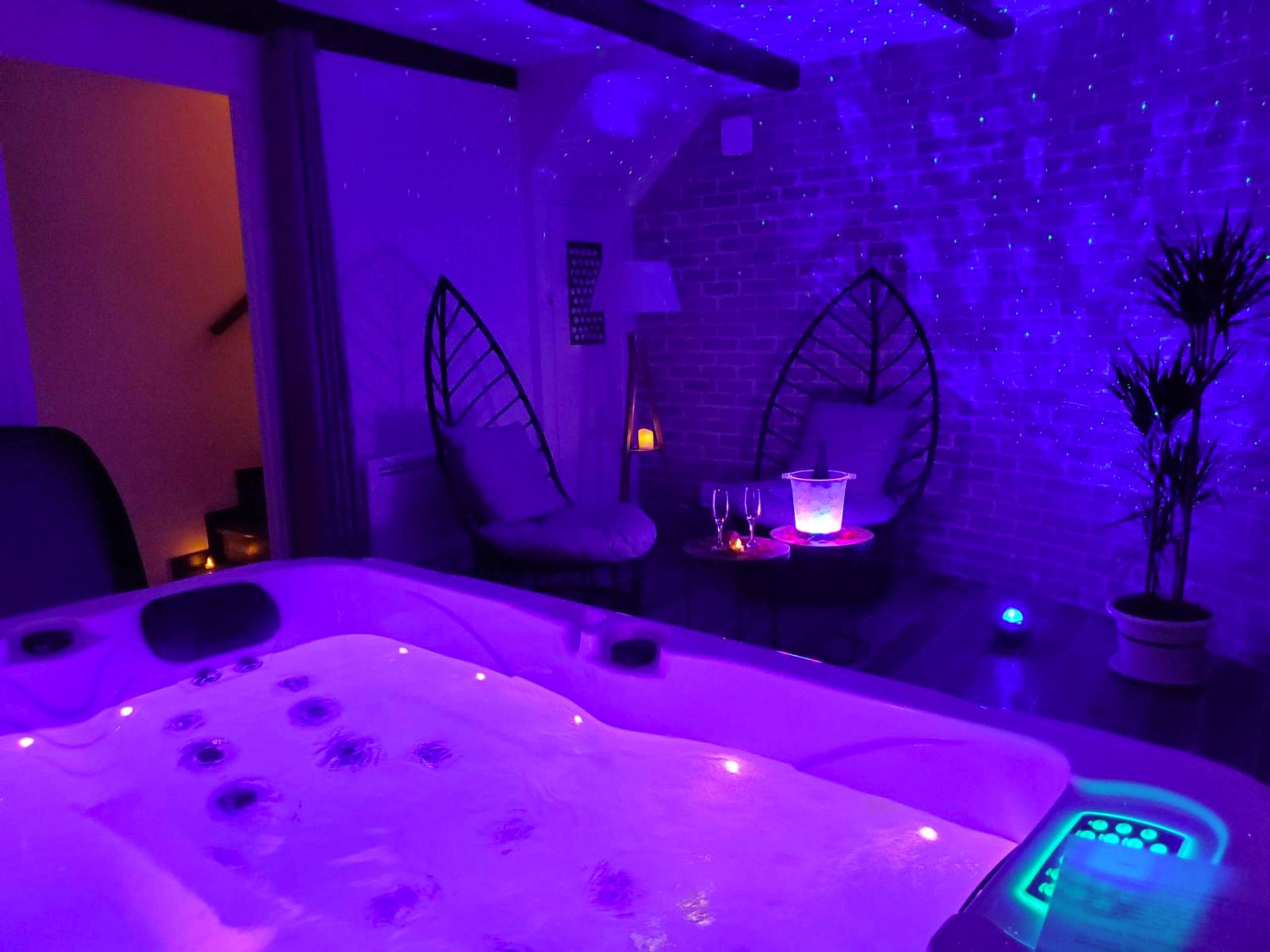 Photo du logement - Jacuzzi privatif dans maison de village au calme