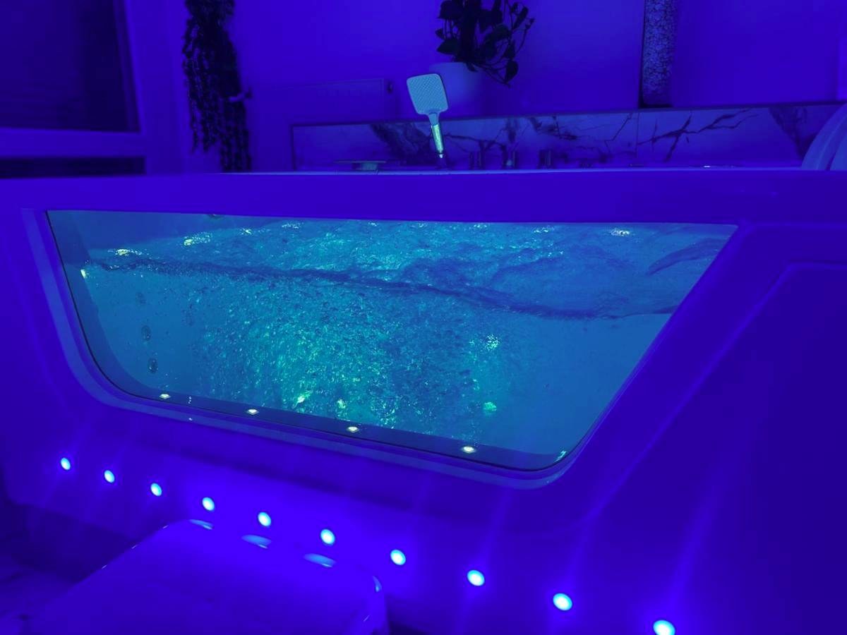 Baignoire balnéo avec paroi vitrée lumineuse - Loveroom de luxe avec jacuzzi sauna vapeur écran 300 cm
