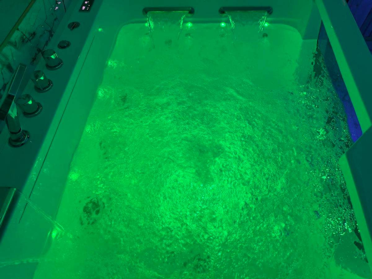 Photo du logement - Loveroom de luxe avec jacuzzi sauna vapeur écran 300 cm