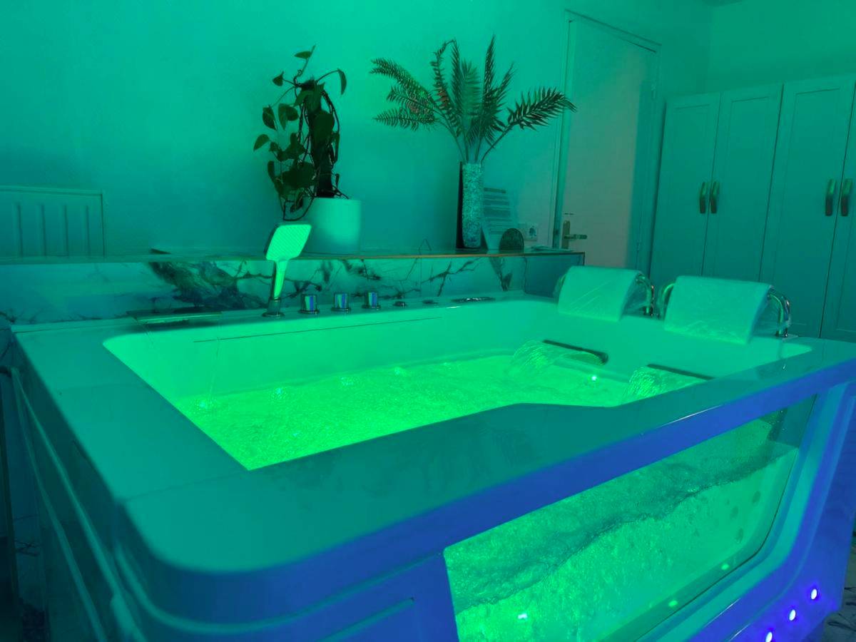 Photo du logement - Loveroom de luxe avec jacuzzi sauna vapeur écran 300 cm