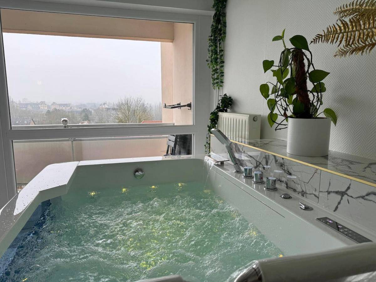 Photo du logement - Loveroom de luxe avec jacuzzi sauna vapeur écran 300 cm