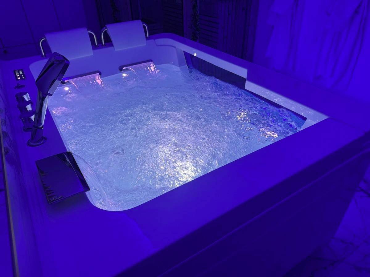 Photo du logement - Loveroom de luxe avec jacuzzi sauna vapeur écran 300 cm