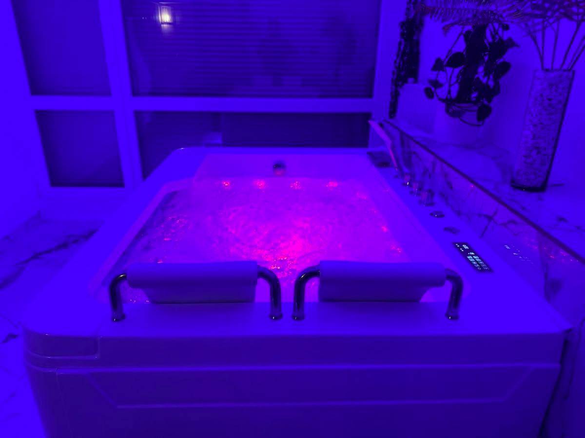 Photo du logement - Loveroom de luxe avec jacuzzi sauna vapeur écran 300 cm