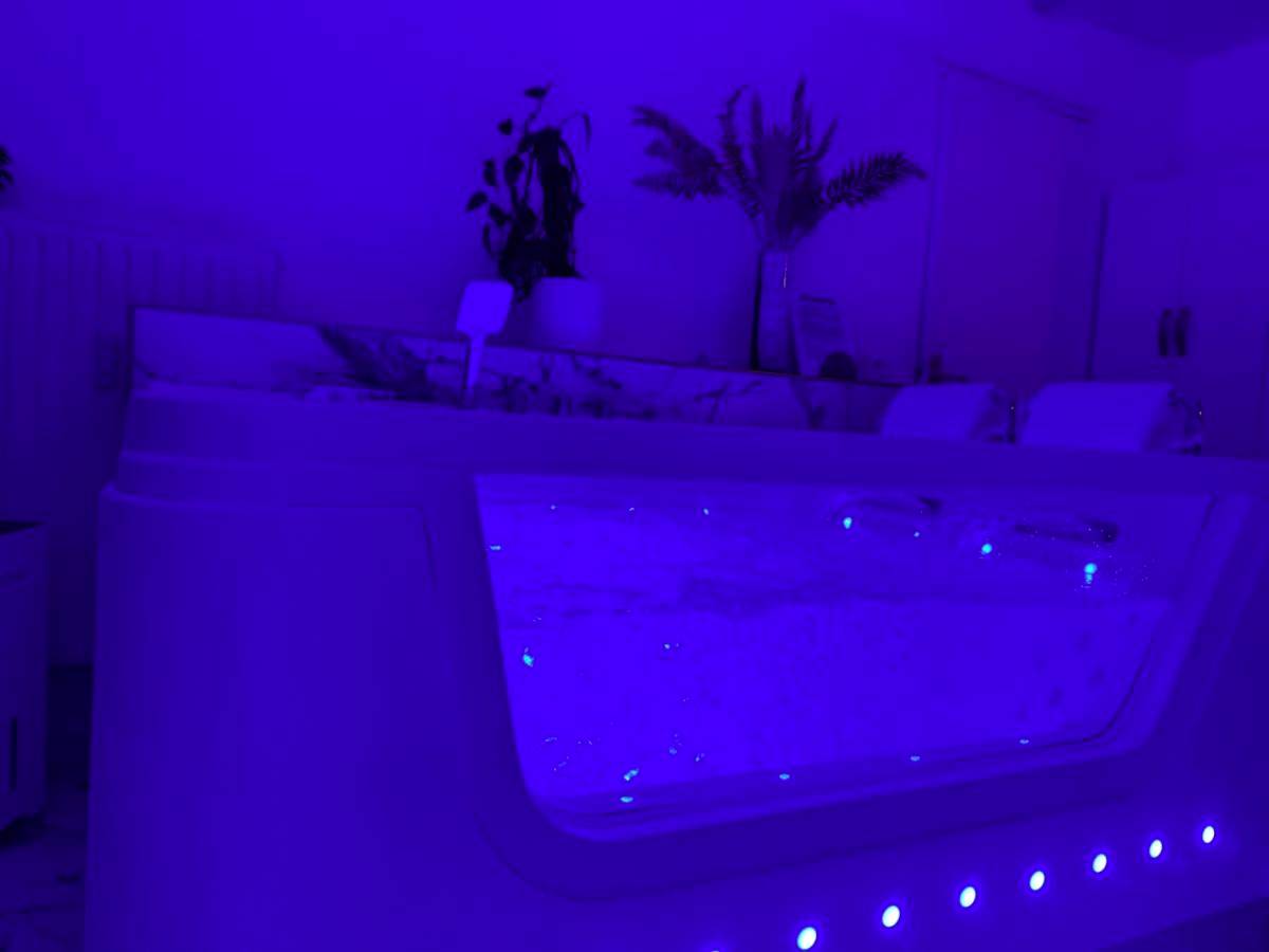 Photo du logement - Loveroom de luxe avec jacuzzi sauna vapeur écran 300 cm