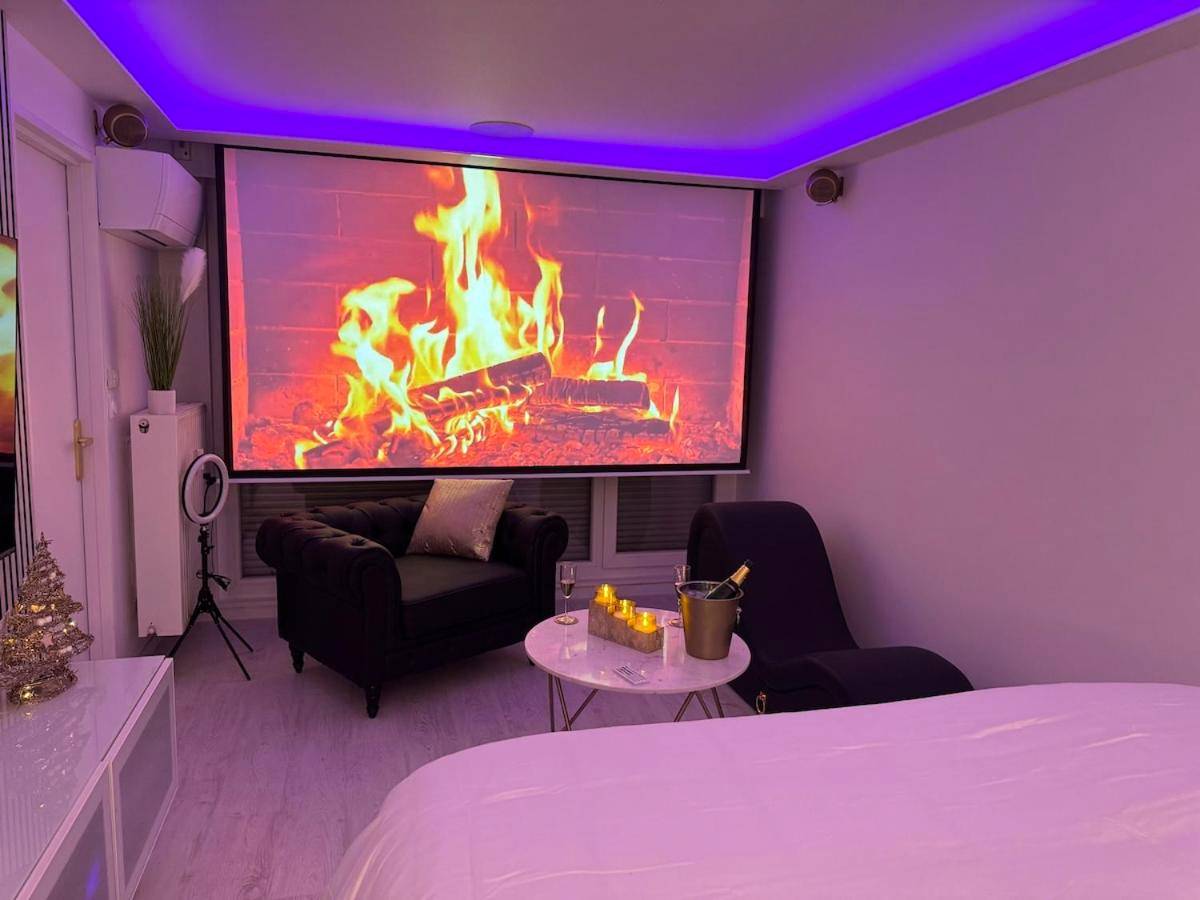 Photo du logement - Loveroom de luxe avec jacuzzi sauna vapeur écran 300 cm