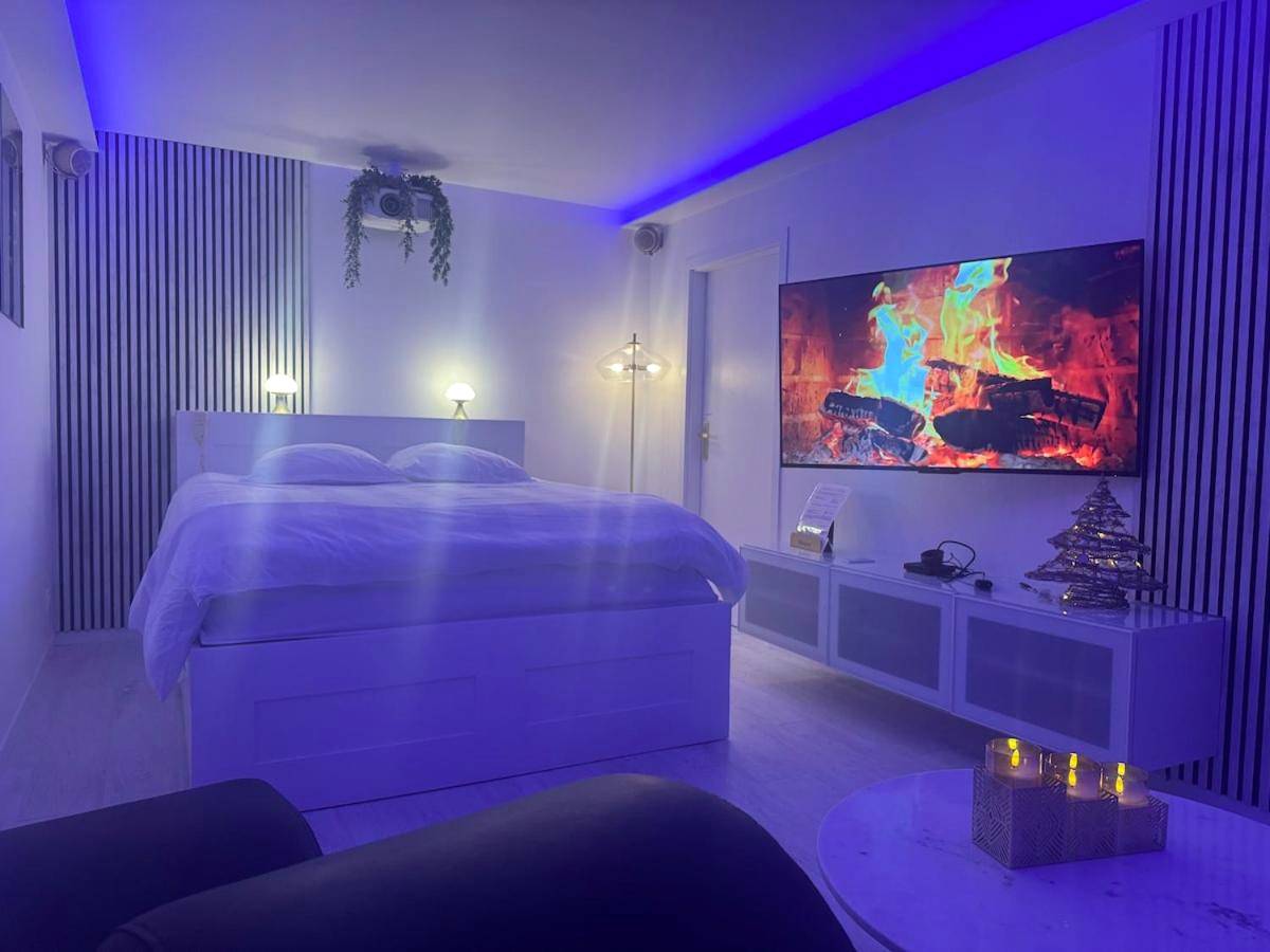 Chambre avec lit double et grand écran TV - Loveroom de luxe avec jacuzzi sauna vapeur écran 300 cm