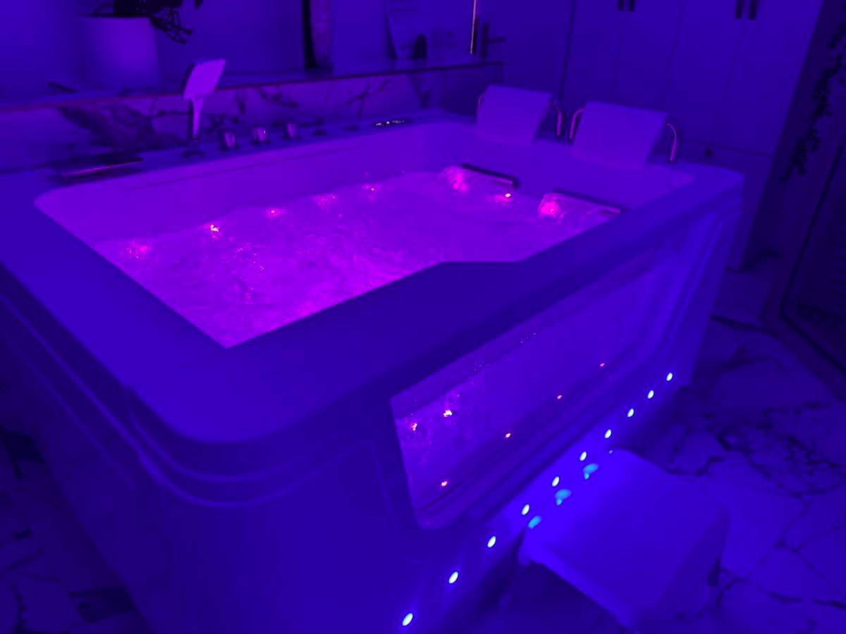 Photo du logement - Loveroom de luxe avec jacuzzi sauna vapeur écran 300 cm - Metz