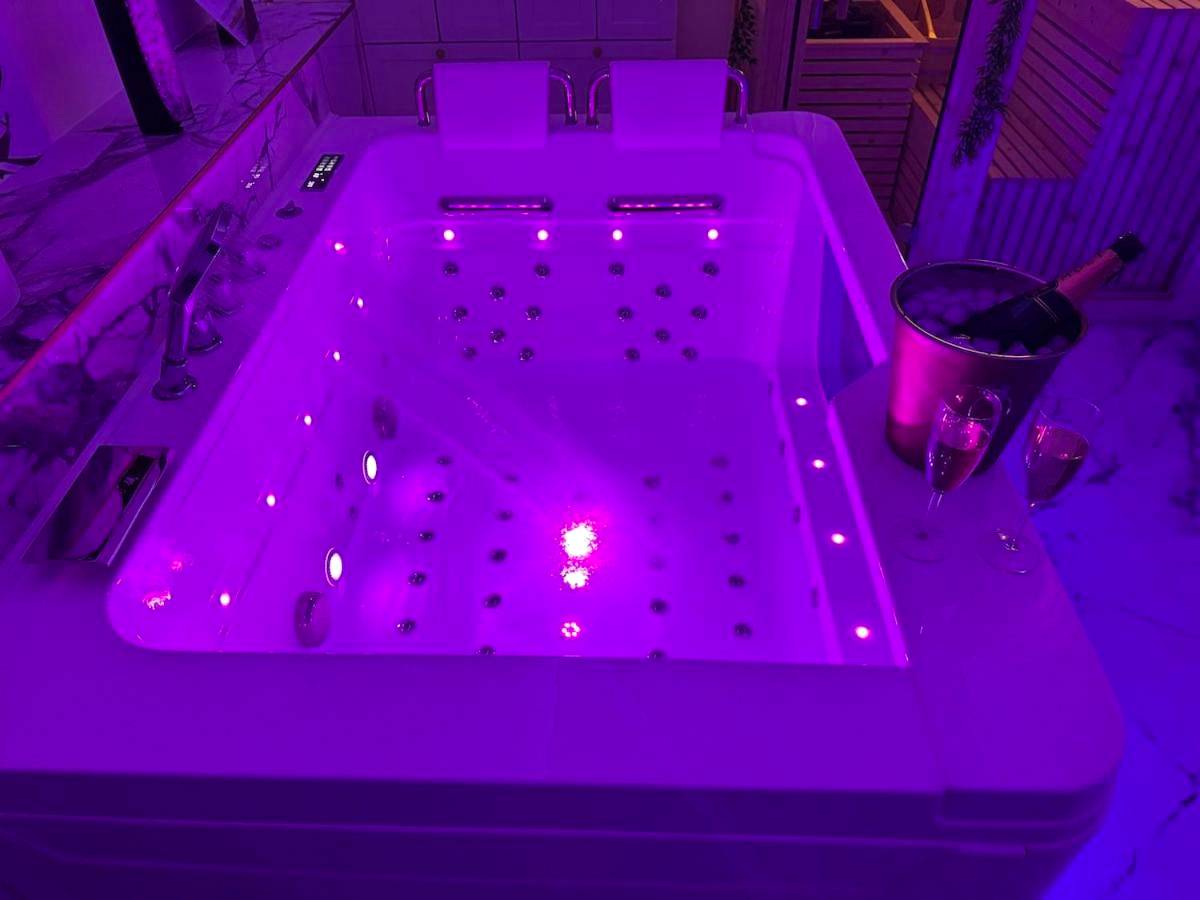 Photo du logement - Loveroom de luxe avec jacuzzi sauna vapeur écran 300 cm