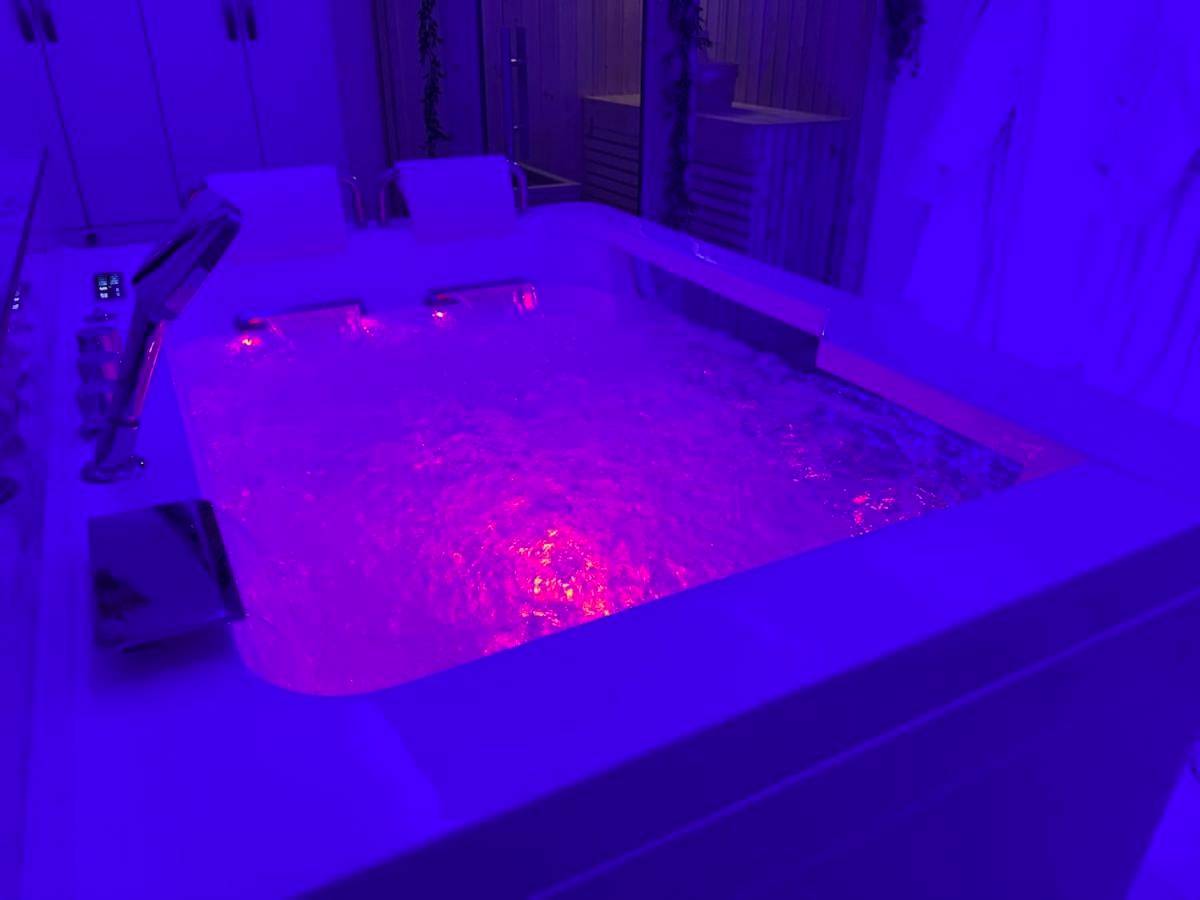 Photo du logement - Loveroom de luxe avec jacuzzi sauna vapeur écran 300 cm