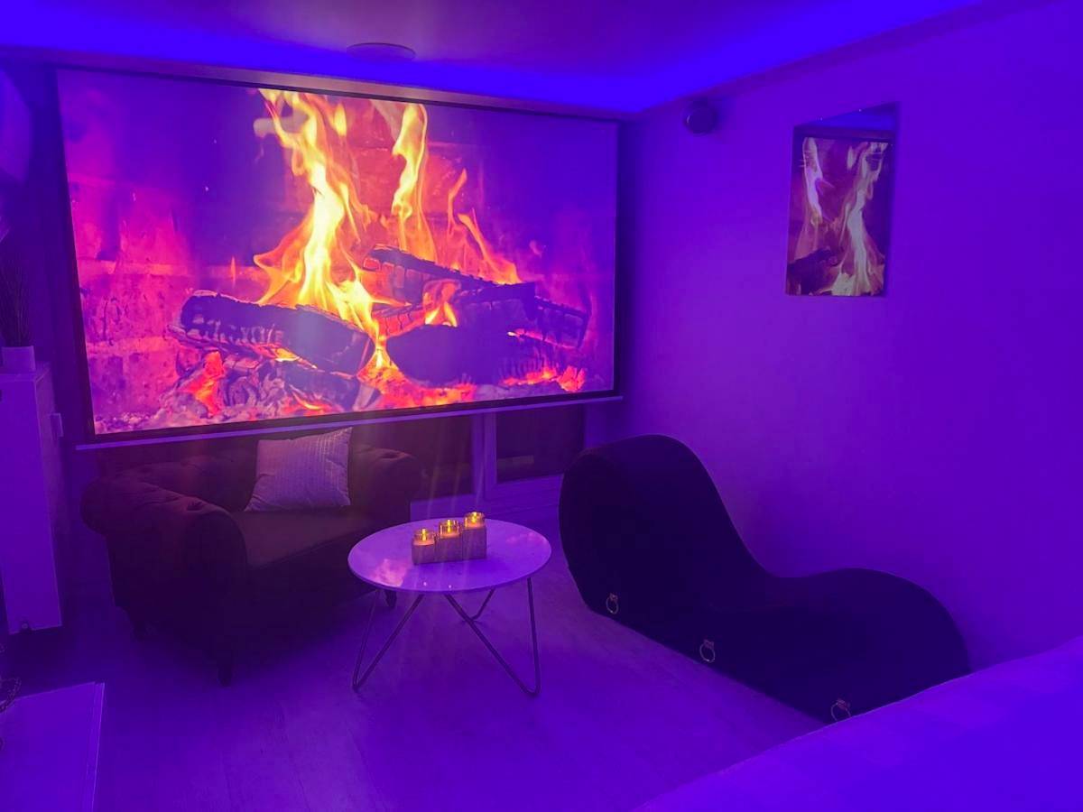 Photo du logement - Loveroom de luxe avec jacuzzi sauna vapeur écran 300 cm - Metz