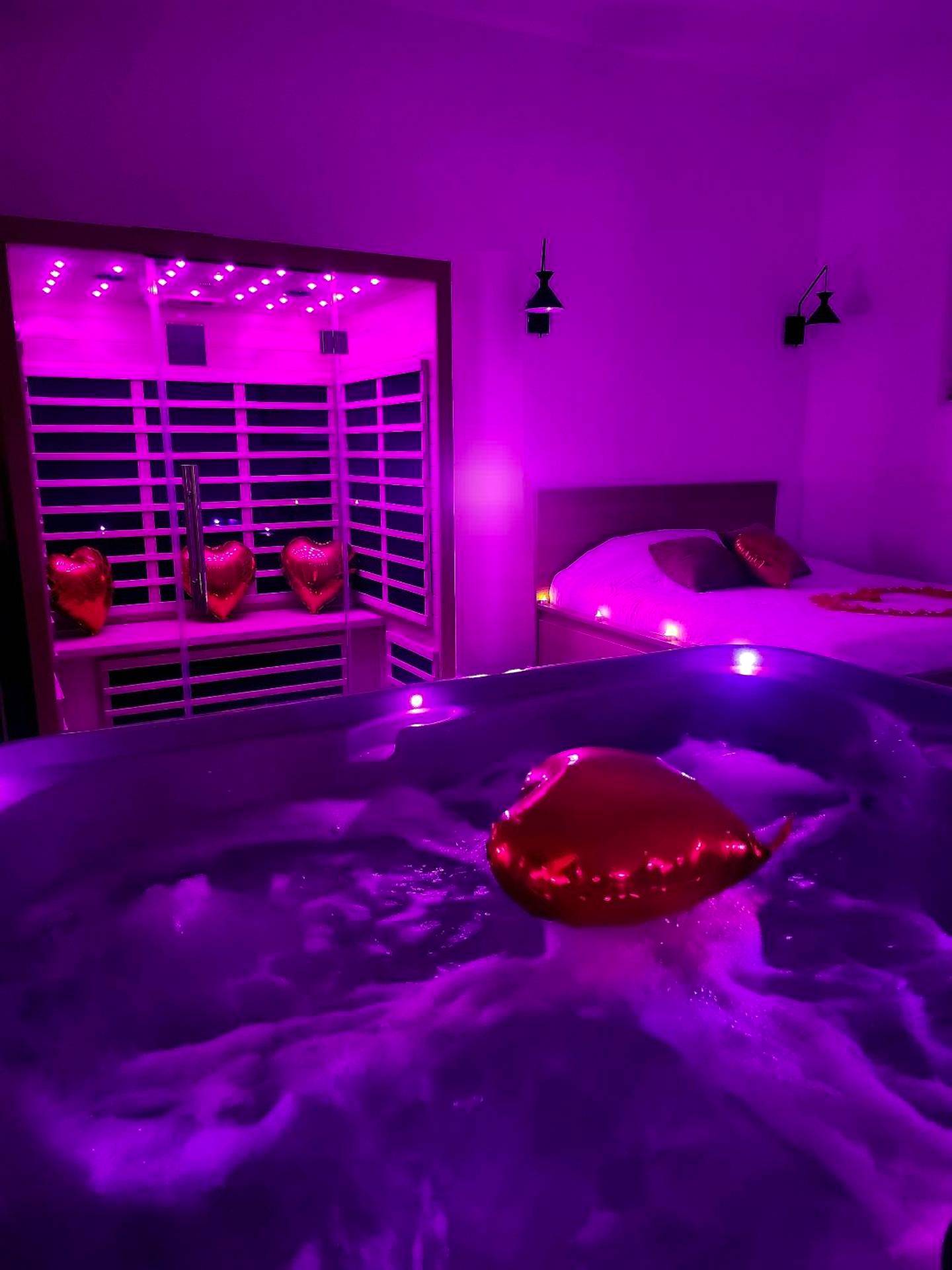 Jacuzzi et sauna avec ambiance lumineuse rose - Love Room Marseille - Love room Jacuzzi Sauna Privatif Marseille
