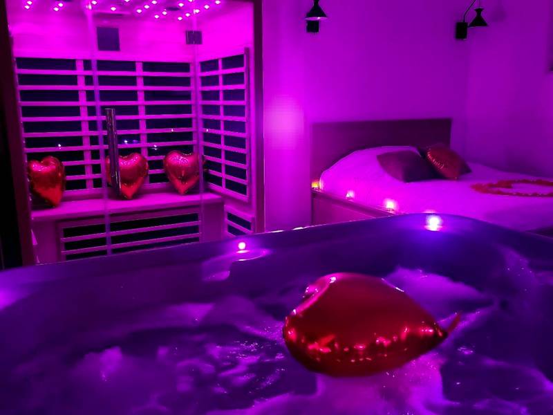 Jacuzzi et sauna avec ambiance lumineuse rose - Love Room Marseille - Love room Jacuzzi Sauna Privatif Marseille