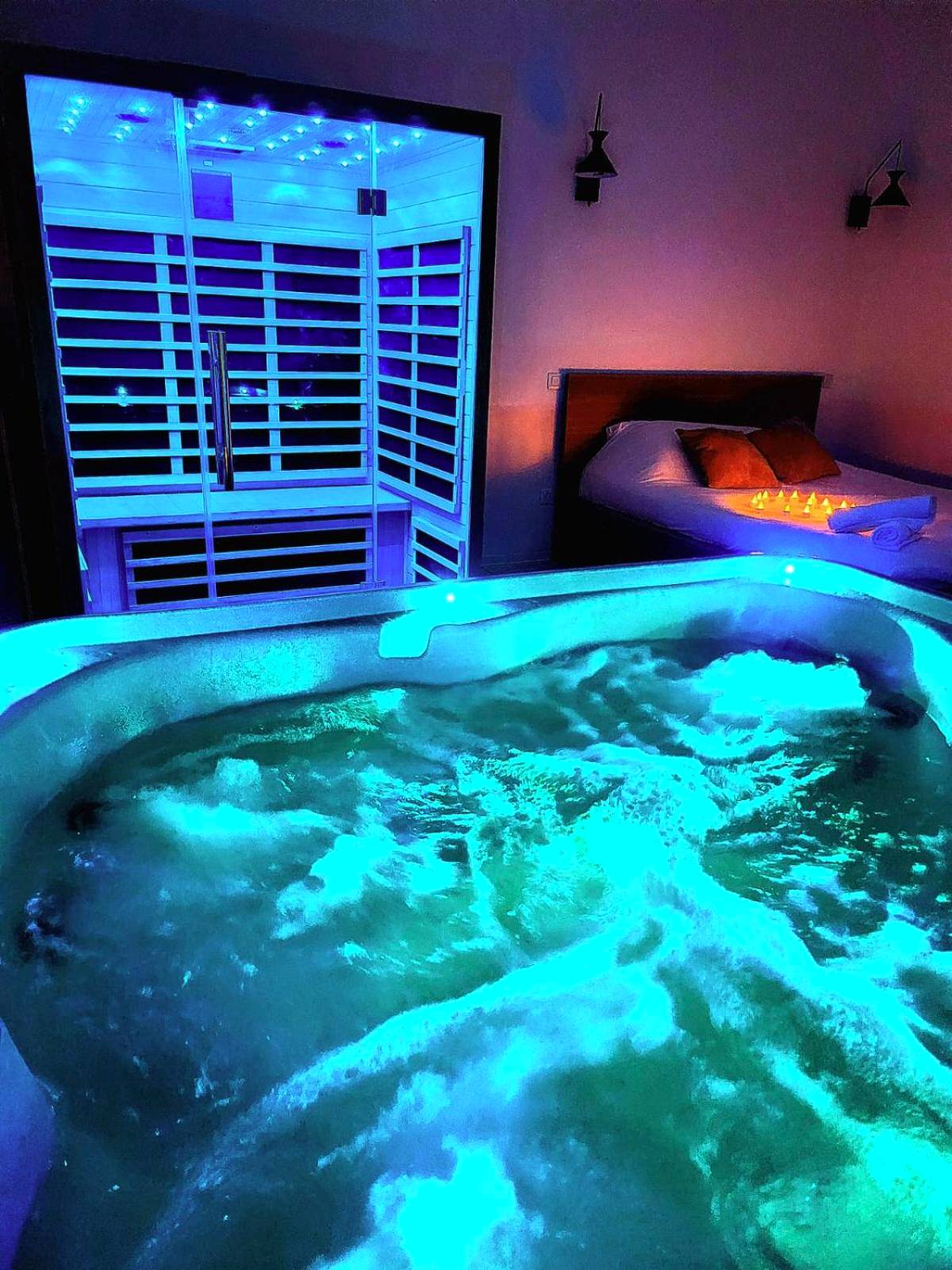 Jacuzzi bouillonnant avec éclairage bleu - Love room Jacuzzi Sauna Privatif Marseille