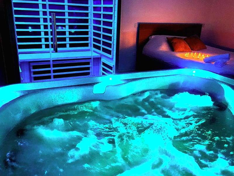 Jacuzzi bouillonnant avec éclairage bleu - Love room Jacuzzi Sauna Privatif Marseille