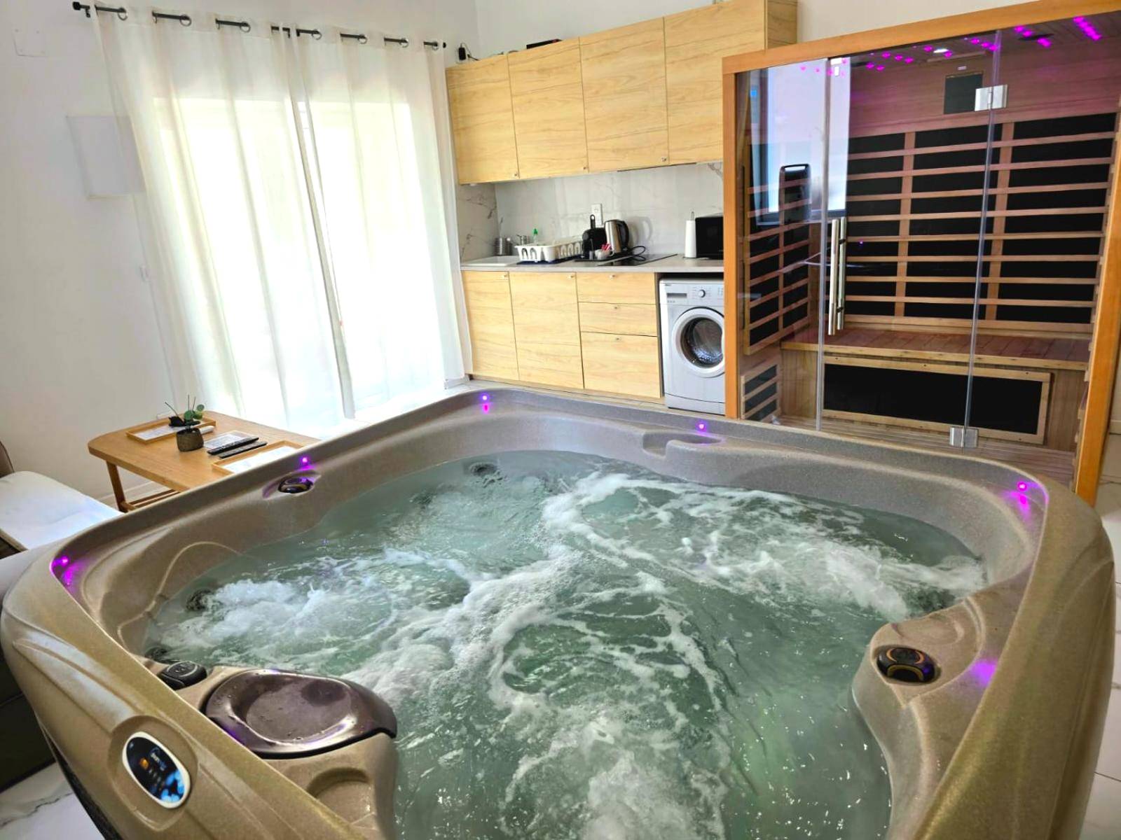 Vue d'ensemble avec jacuzzi, sauna et cuisine - Love room Jacuzzi Sauna Privatif Marseille