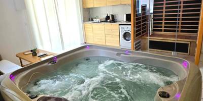 Vue d'ensemble avec jacuzzi, sauna et cuisine - Love room Jacuzzi Sauna Privatif Marseille