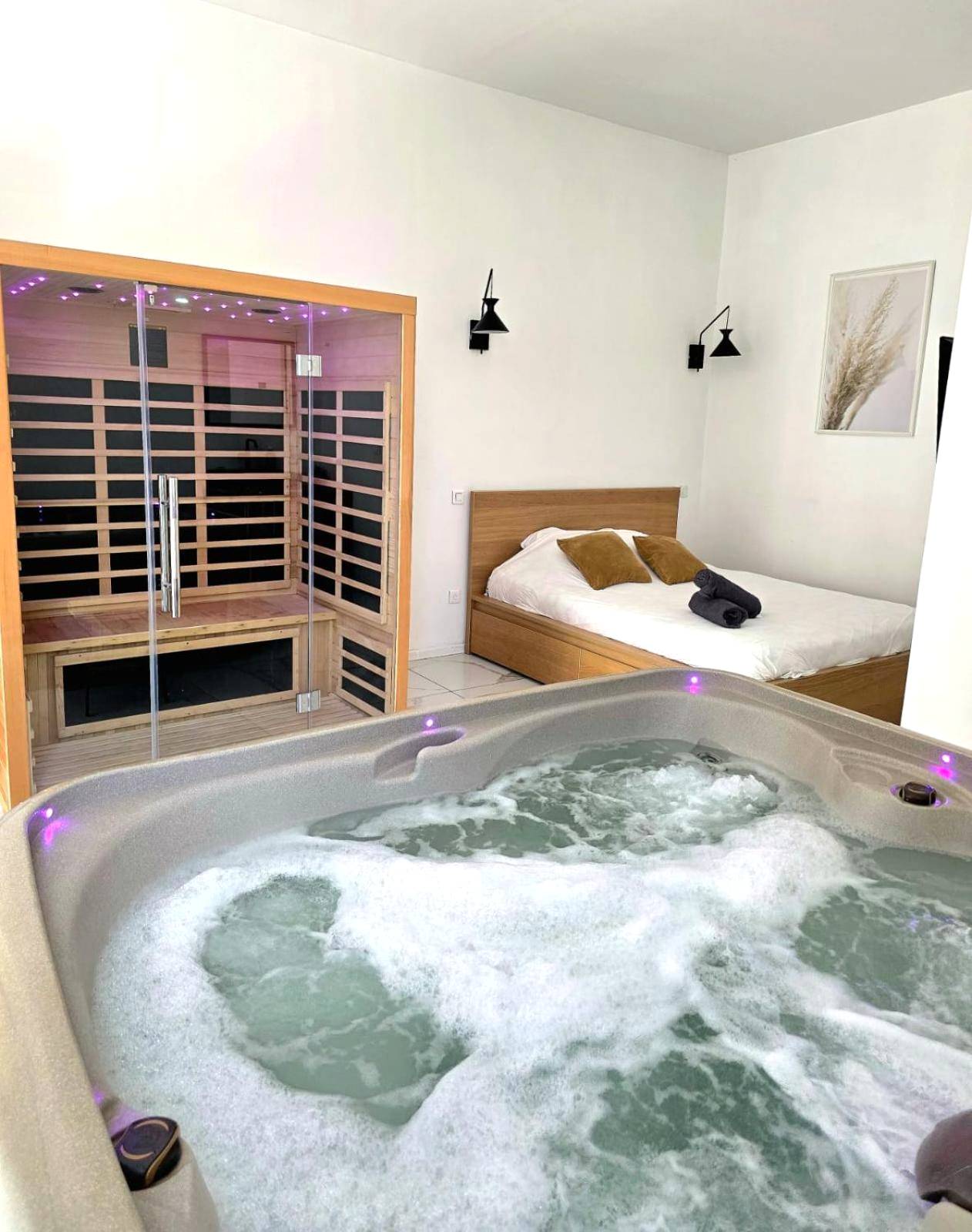 Espace détente avec jacuzzi, sauna et lit - Love room Jacuzzi Sauna Privatif Marseille