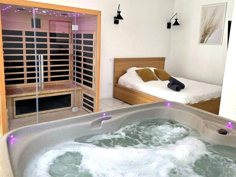 Espace détente avec jacuzzi, sauna et lit - Love room Jacuzzi Sauna Privatif Marseille