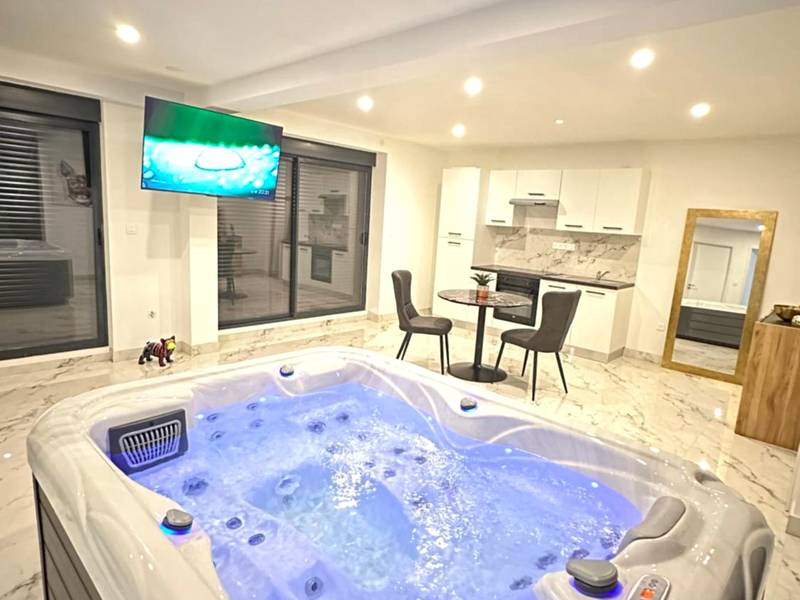 Jacuzzi privatif et cuisine ouverte moderne - Love Room Châtenois - Appartement cosy jacuzzi spa 70M2