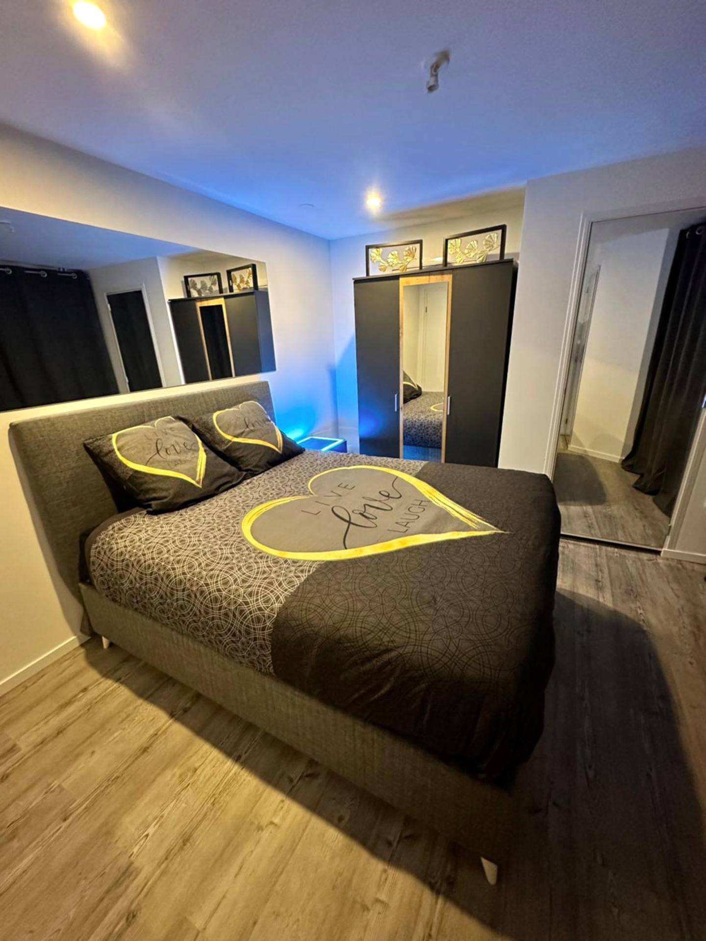 Chambre avec lit double et décoration romantique - Appartement cosy jacuzzi spa 70M2