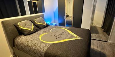 Chambre avec lit double et décoration romantique - Appartement cosy jacuzzi spa 70M2